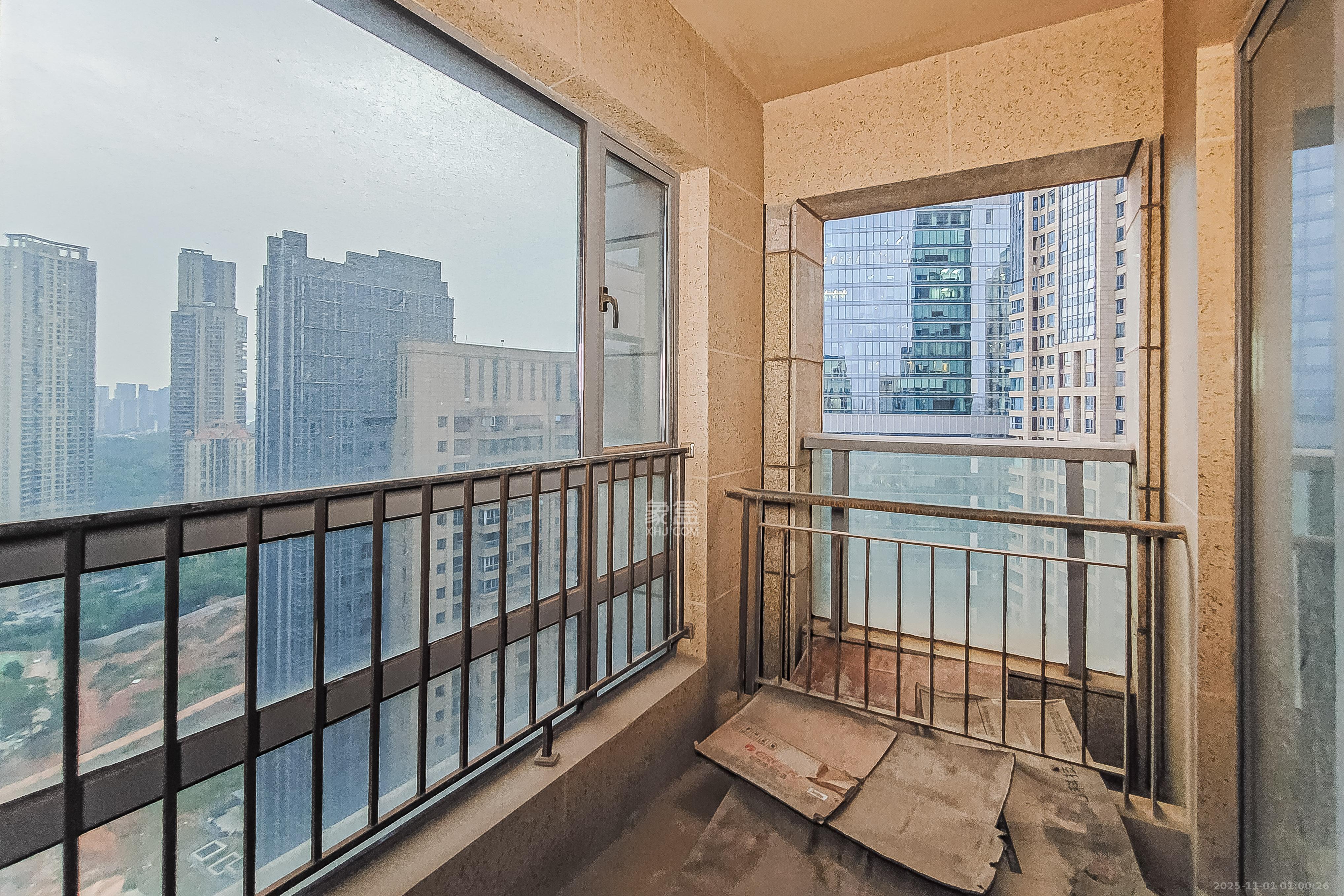 保利国际广场  3室2厅2卫    248.0万 保利国际广场  3室2厅2卫    248.0万阳台