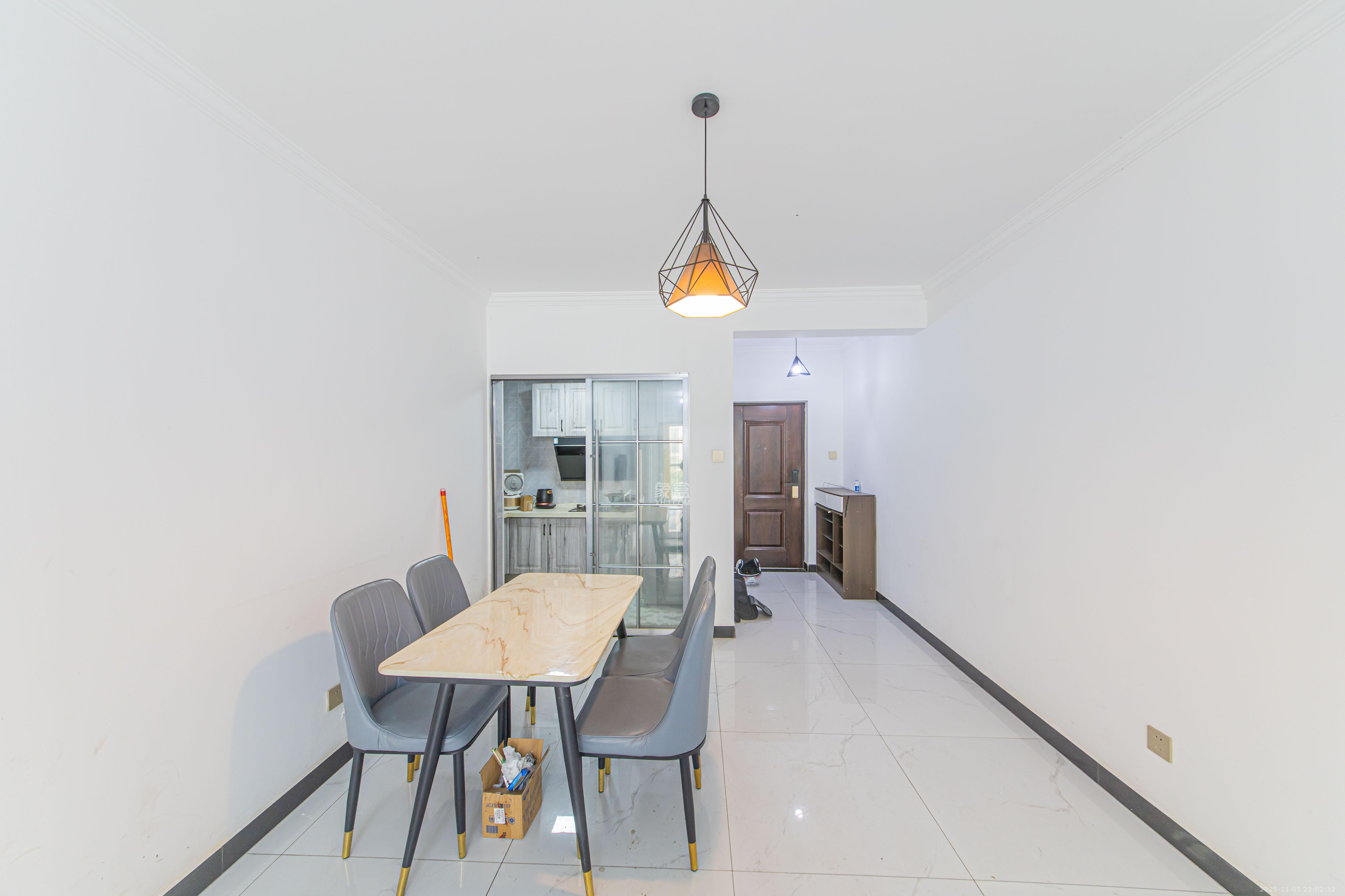 北辰中央公园DF区  3室2厅1卫    100.0万客厅