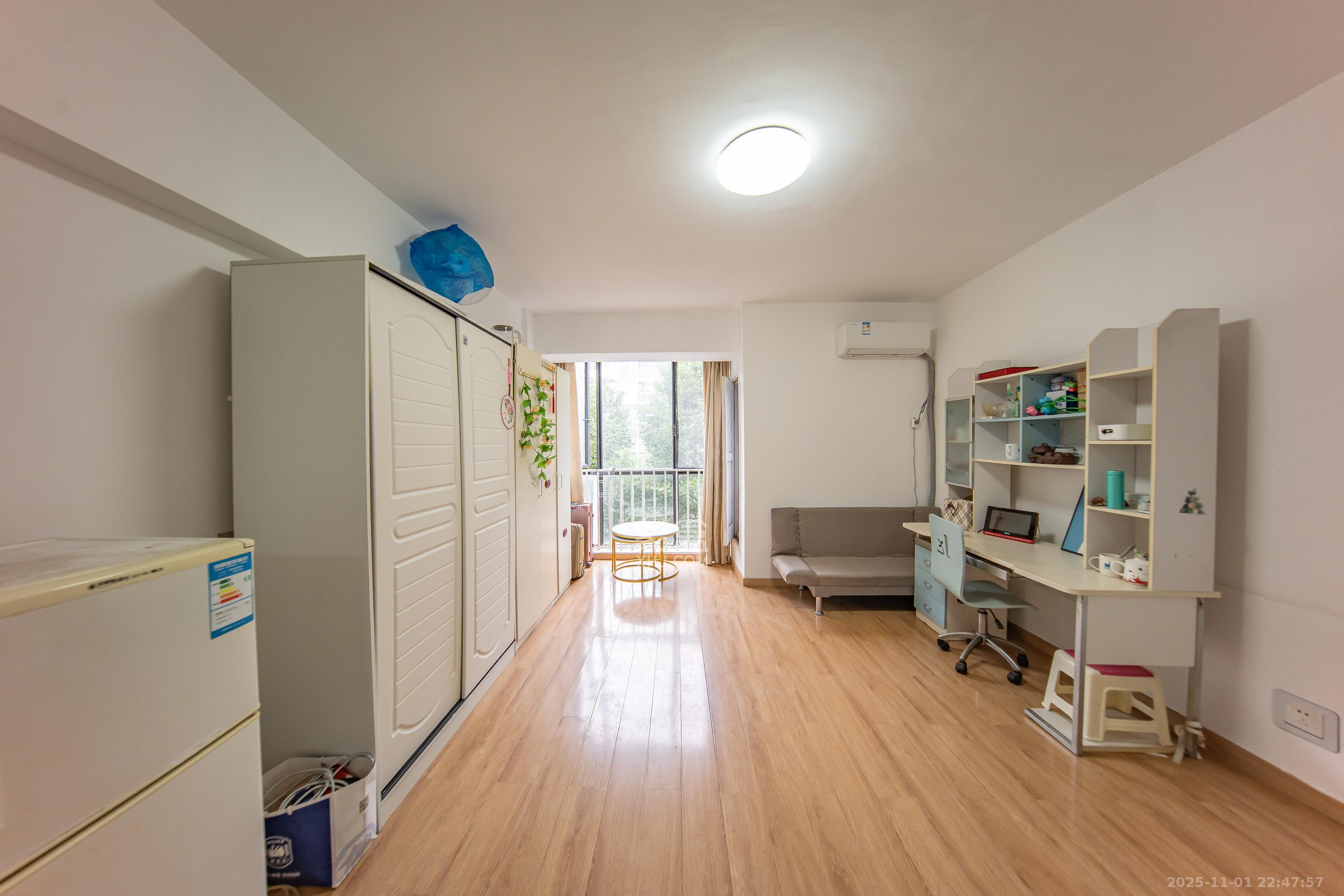 阳光100二期  1室1厅1卫    23.8万客厅