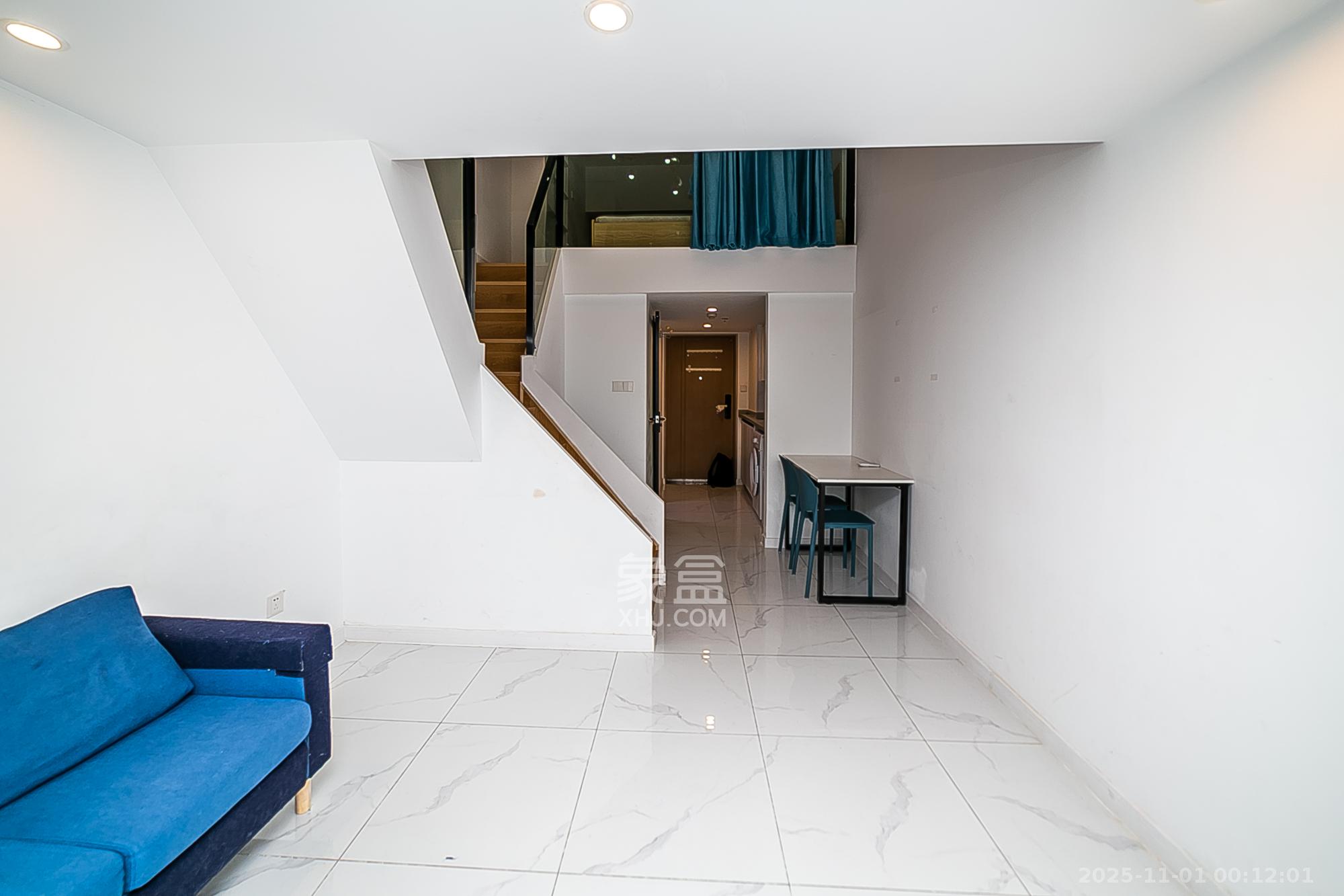 卓越江岸  2室2厅1卫    35.0万 卓越江岸  2室2厅1卫    35.0万客厅