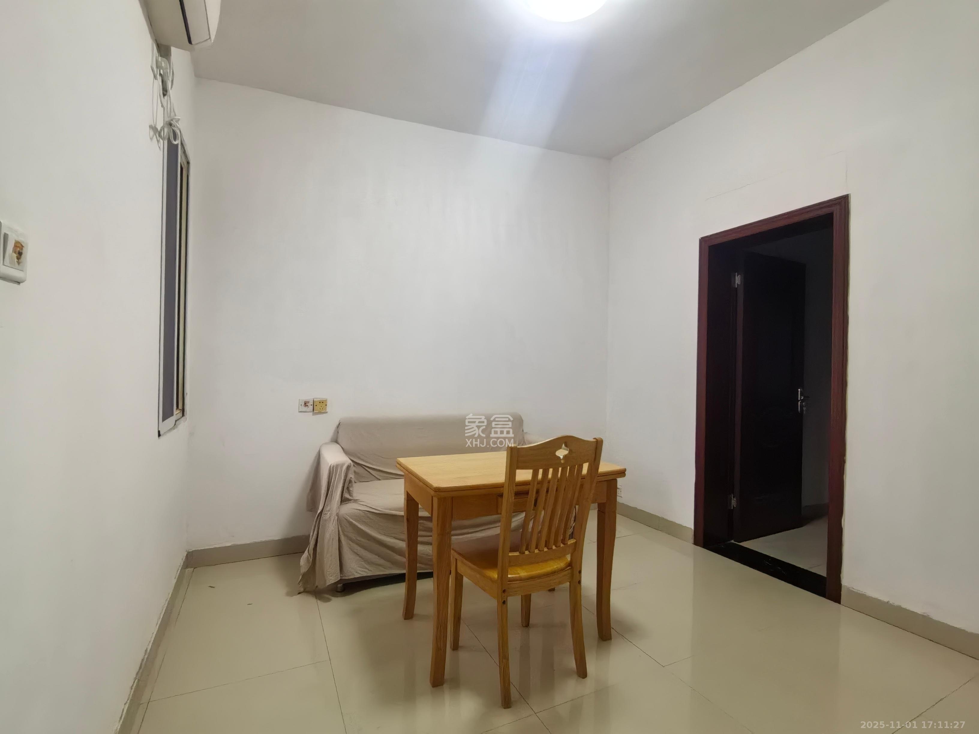 国庆新村  1室1厅1卫    1300.0元/月室内图1