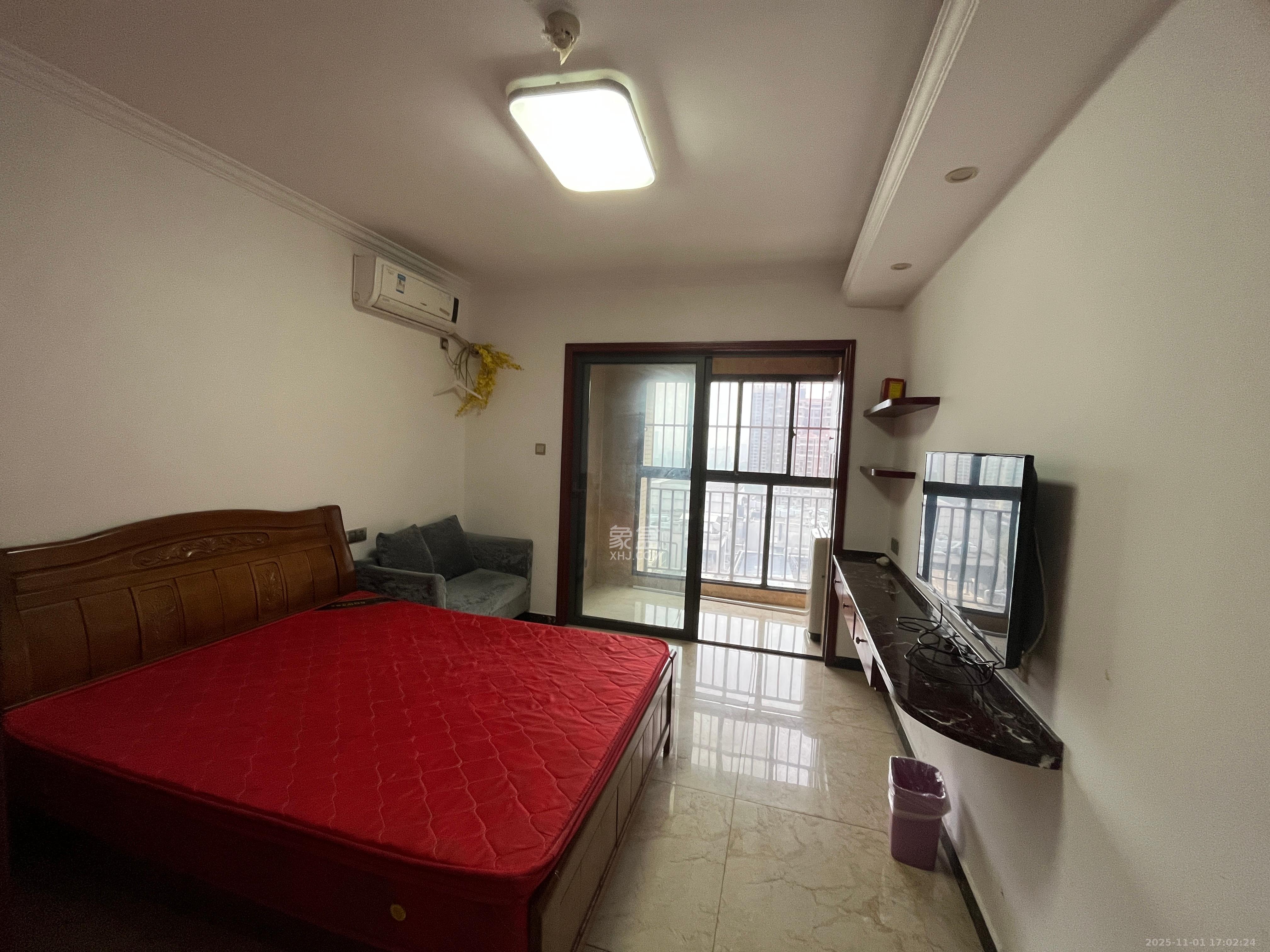 华润五彩城  1室1厅1卫    1250.0元/月