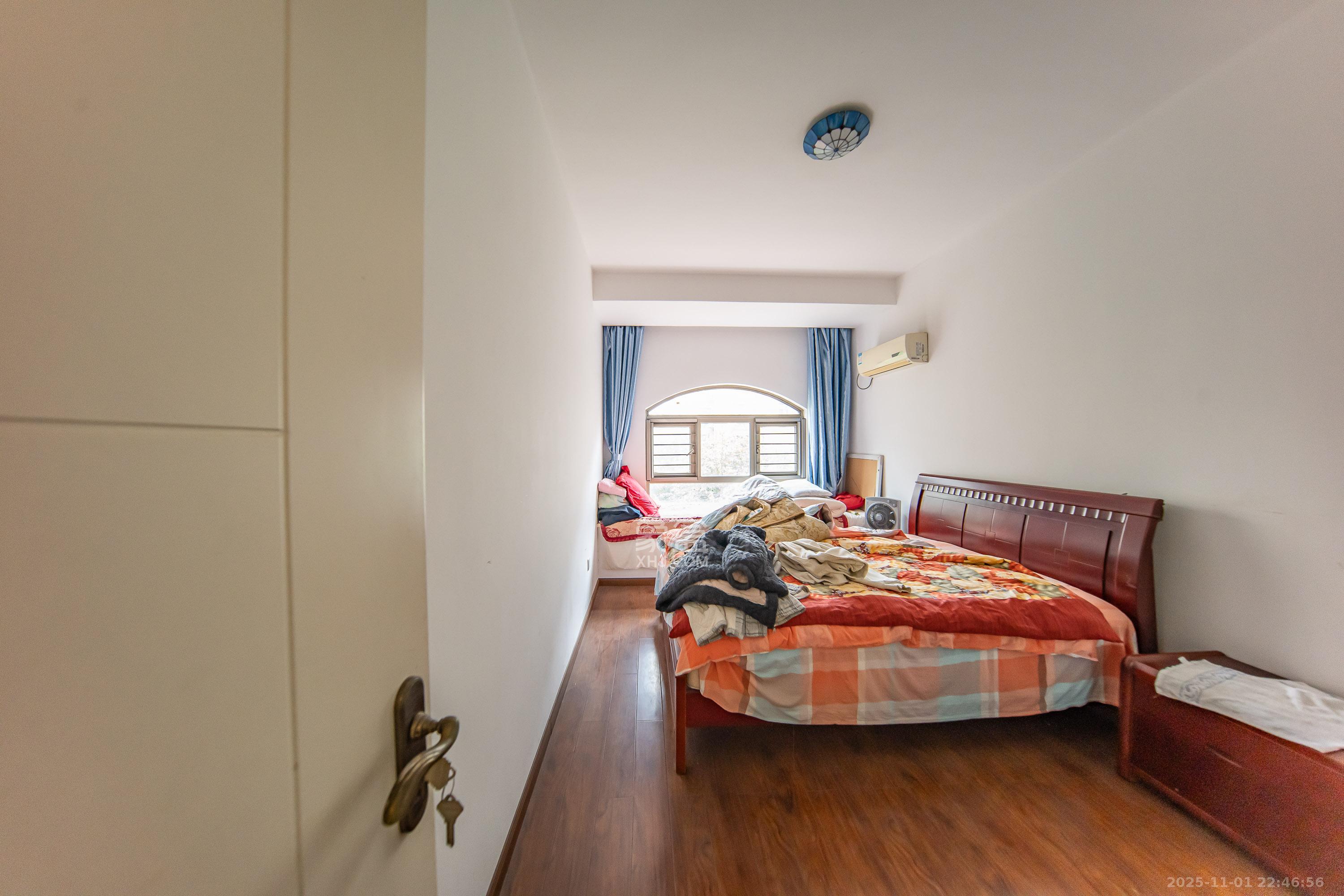 米兰春天  3室2厅2卫    80.0万卧室