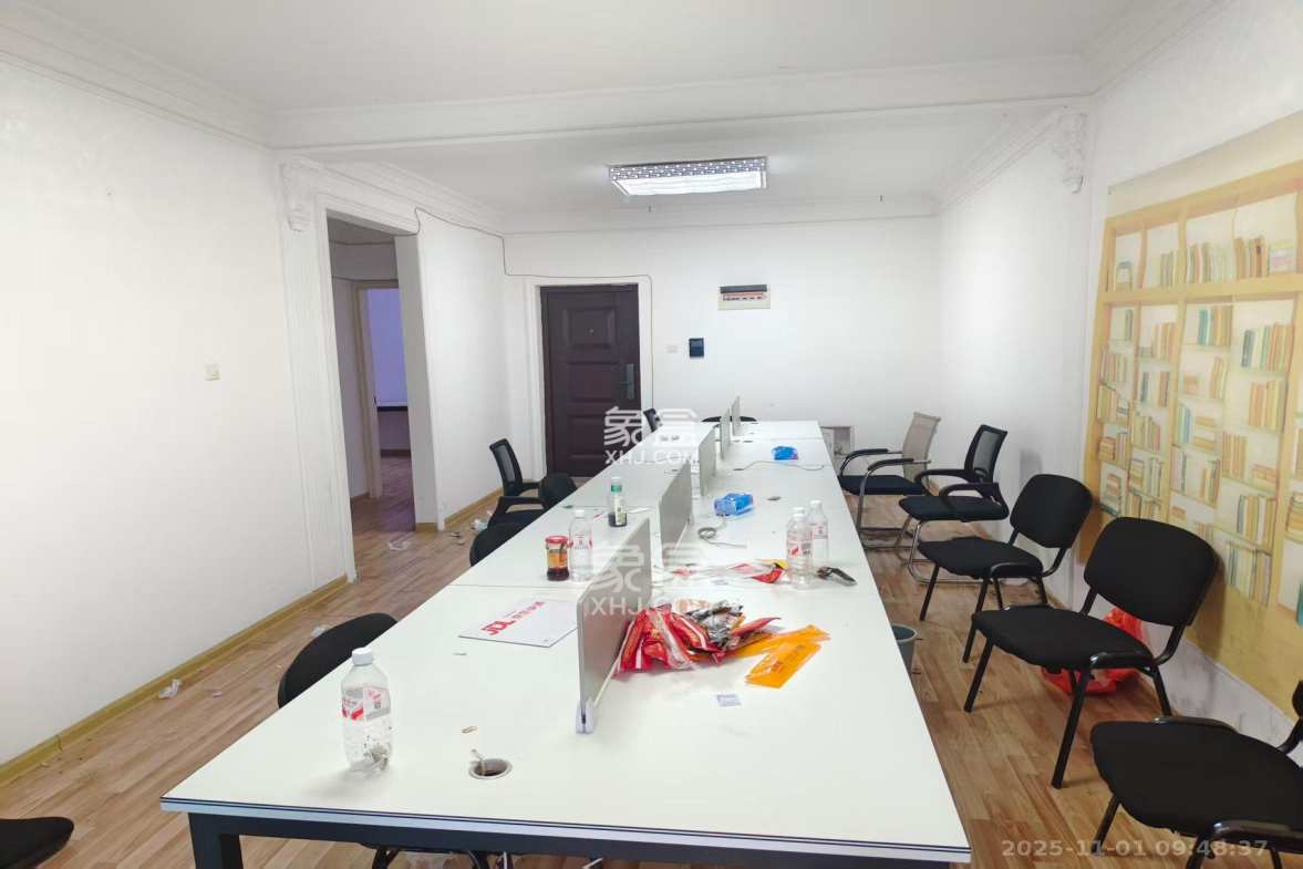 华城广场 3室2厅1卫 2600.0元/月 华城广场 3室2厅1卫 2600.0元/月室内图