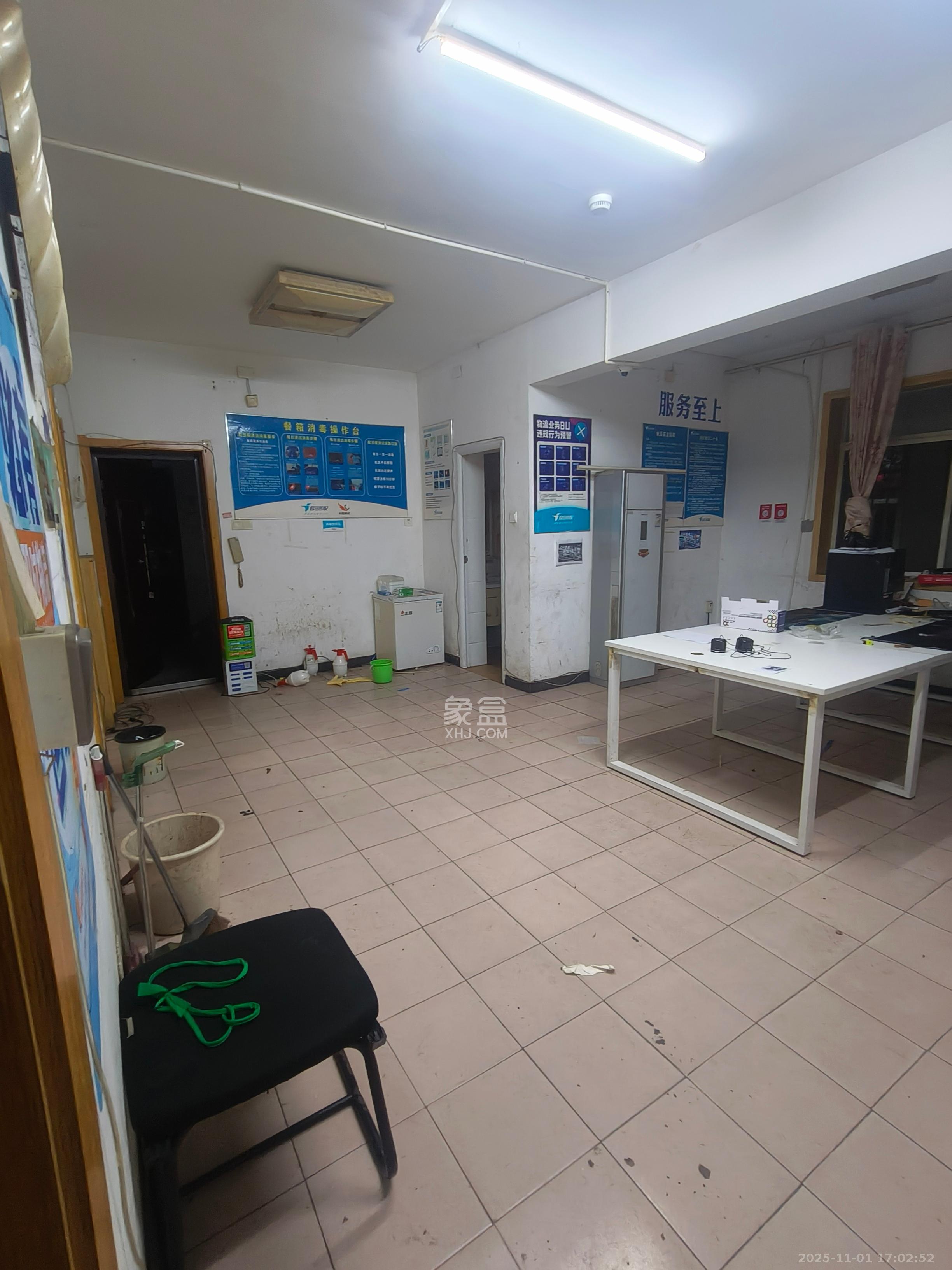 人民新村 3室1厅1卫 3600.0元/月 人民新村 3室1厅1卫 3600.0元/月室内图