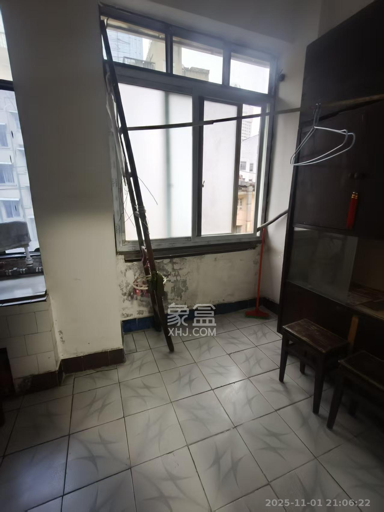 长勘小区  3室1厅1卫    2300.0元/月室内图