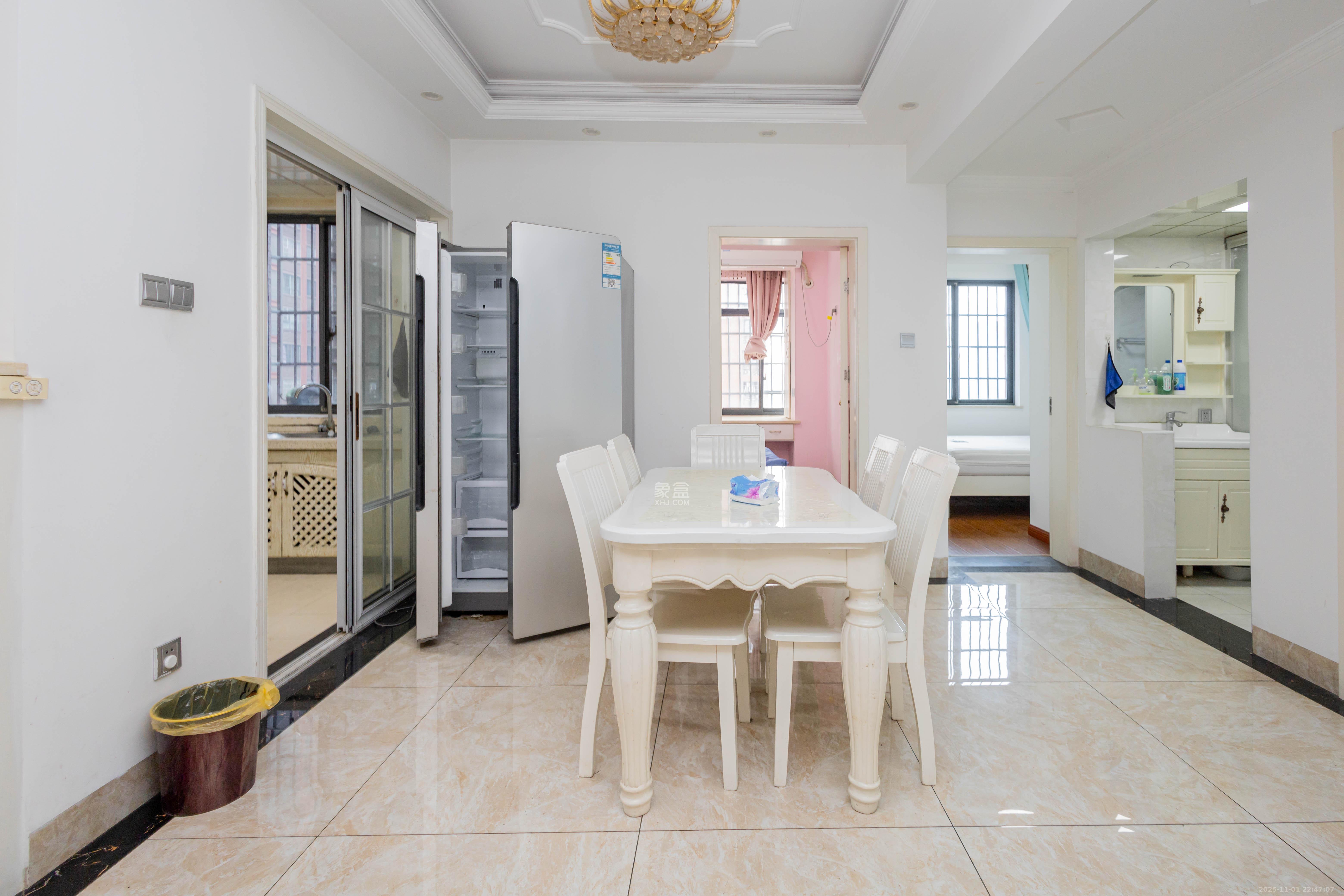 辉宏橄榄城  5室2厅1卫    82.8万客厅