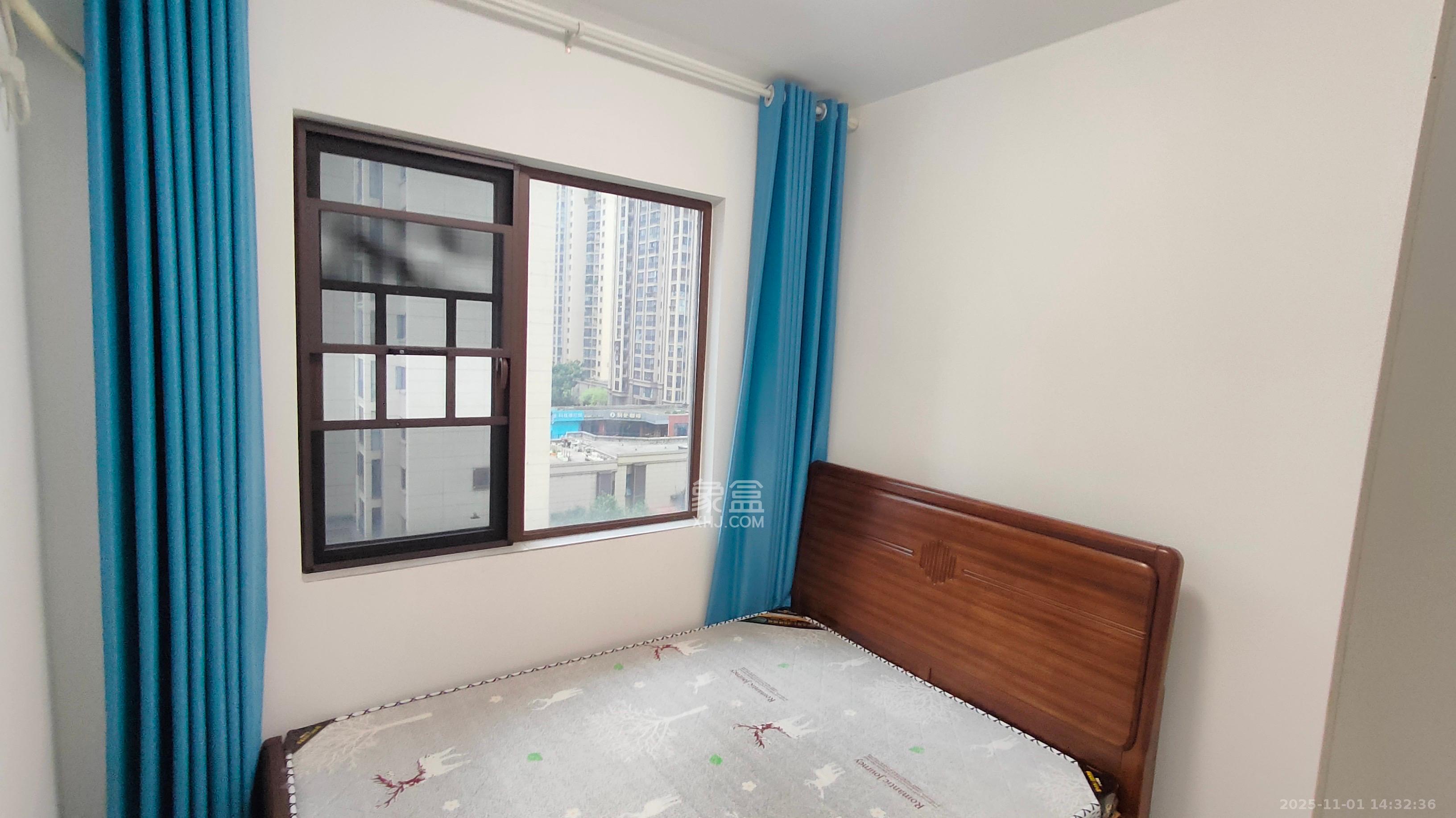 华润置地广场二期  3室2厅1卫    2400.0元/月 华润置地广场二期  3室2厅1卫    2400.0元/月室内图