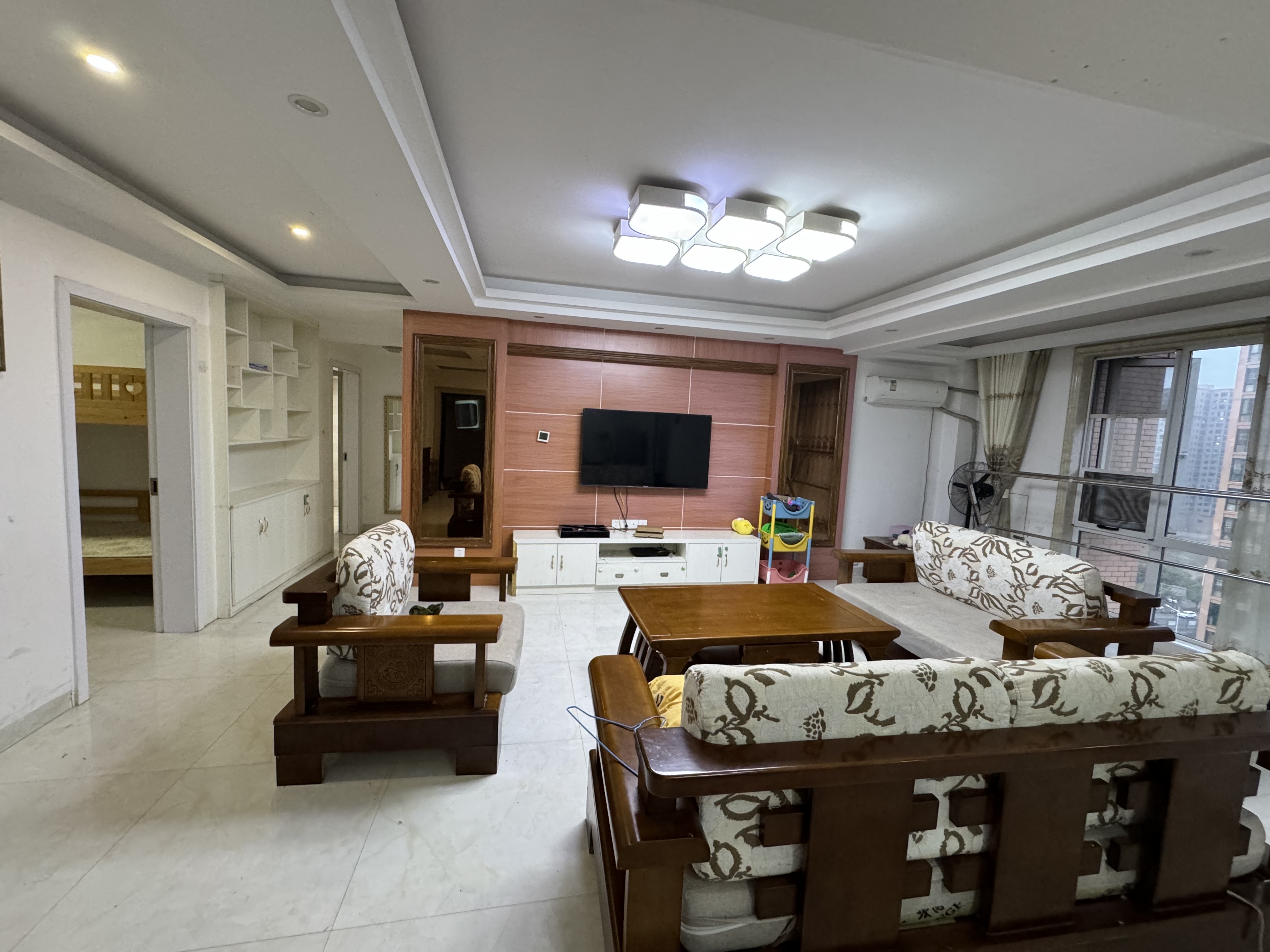 丽发新城  3室2厅2卫    2000.0元/月户型图