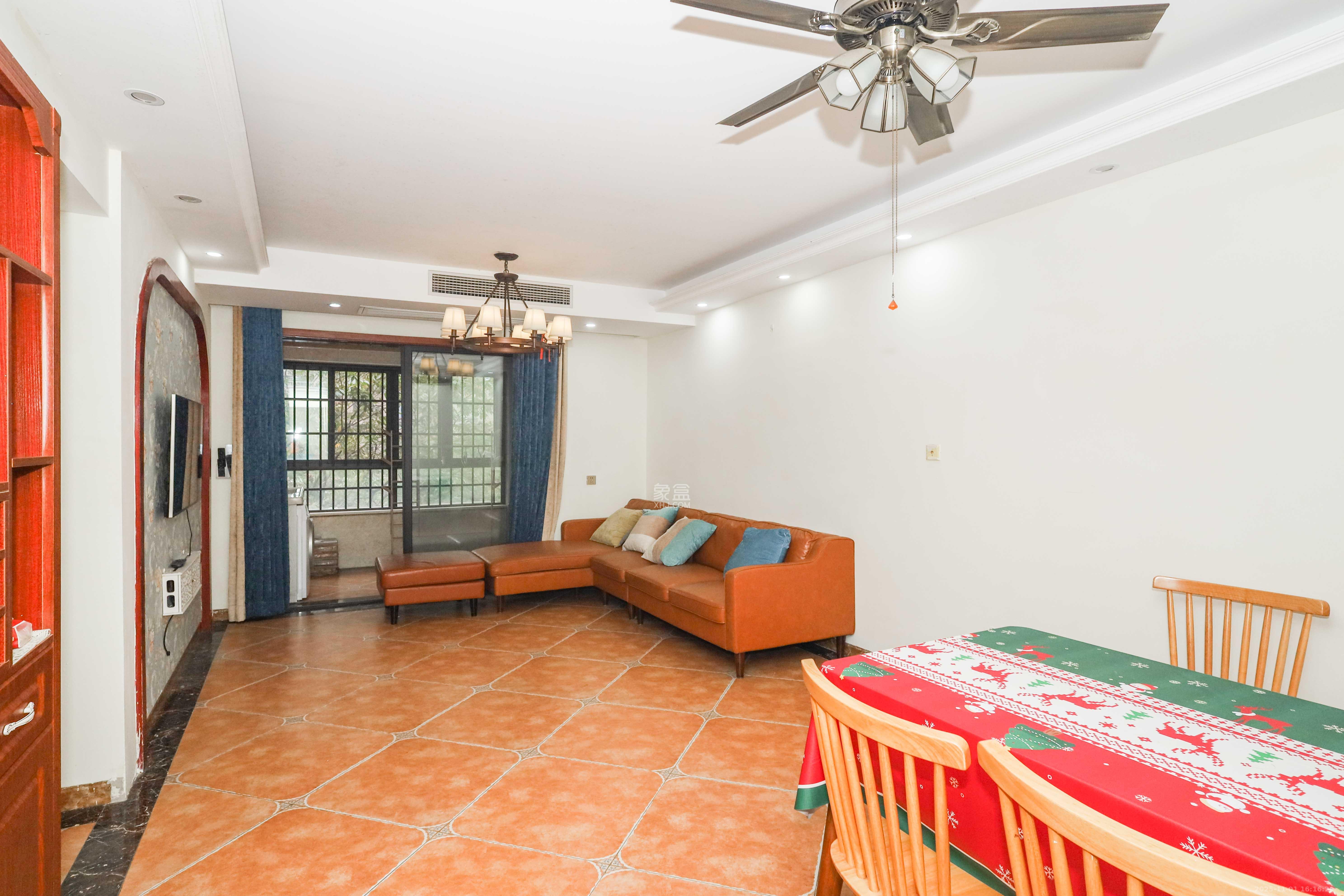 惠天然梅岭国际 3室2厅1卫 98.0万 惠天然梅岭国际 3室2厅1卫 98.0万客厅