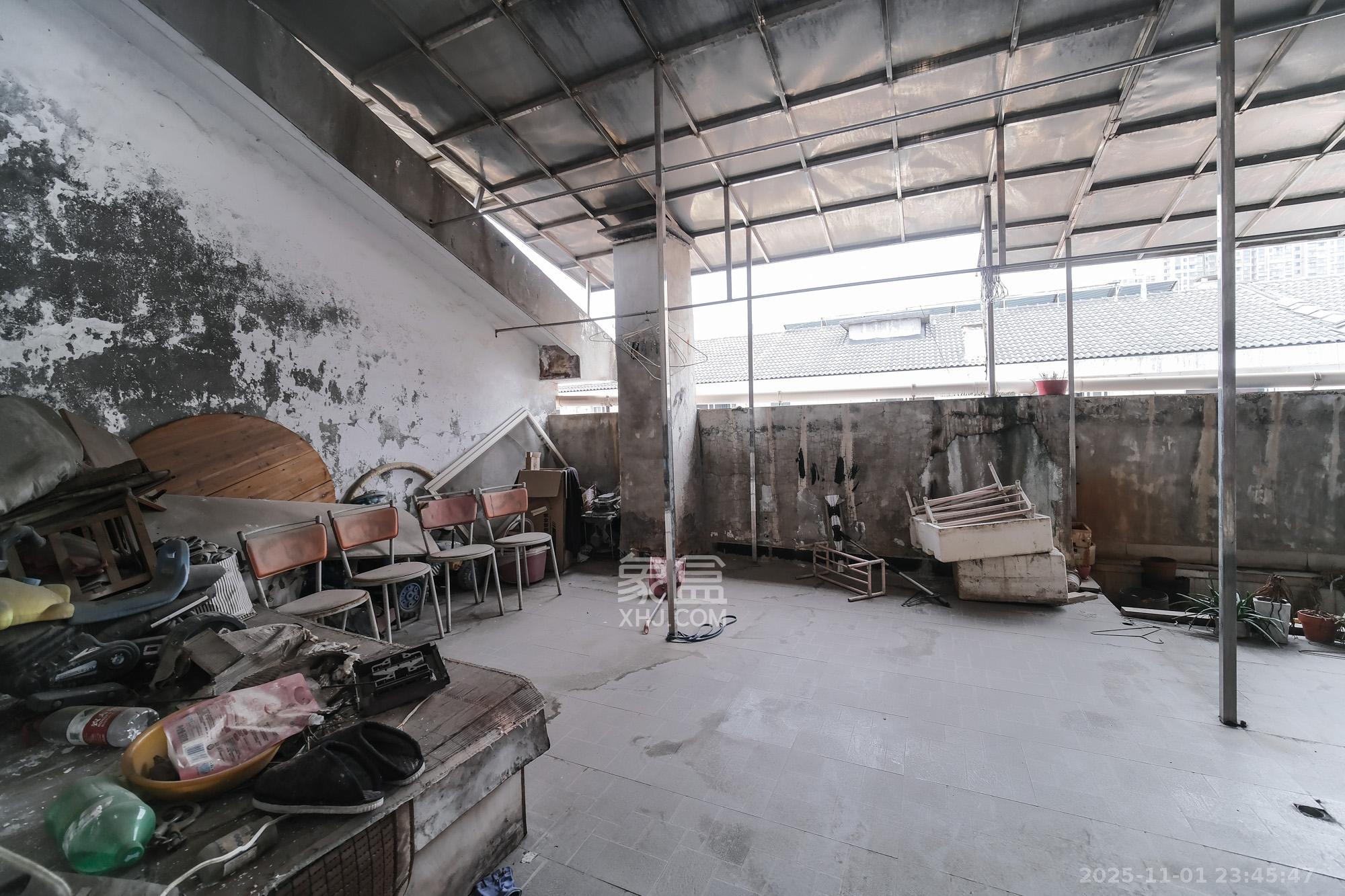 金鹰机电大市场  7室3厅4卫    125.2万阳台