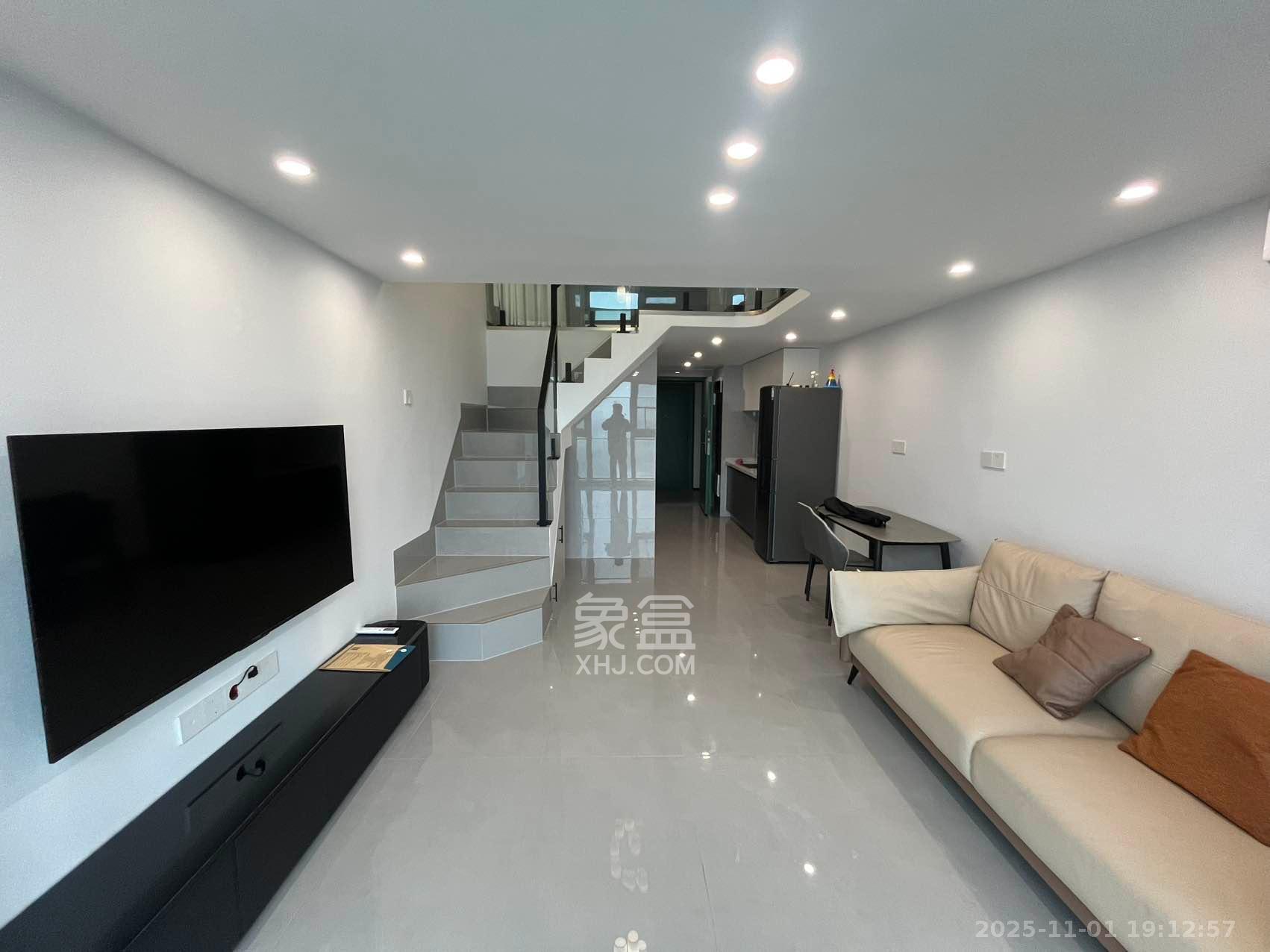 绿地V岛  1室1厅1卫    2400.0元/月室内图