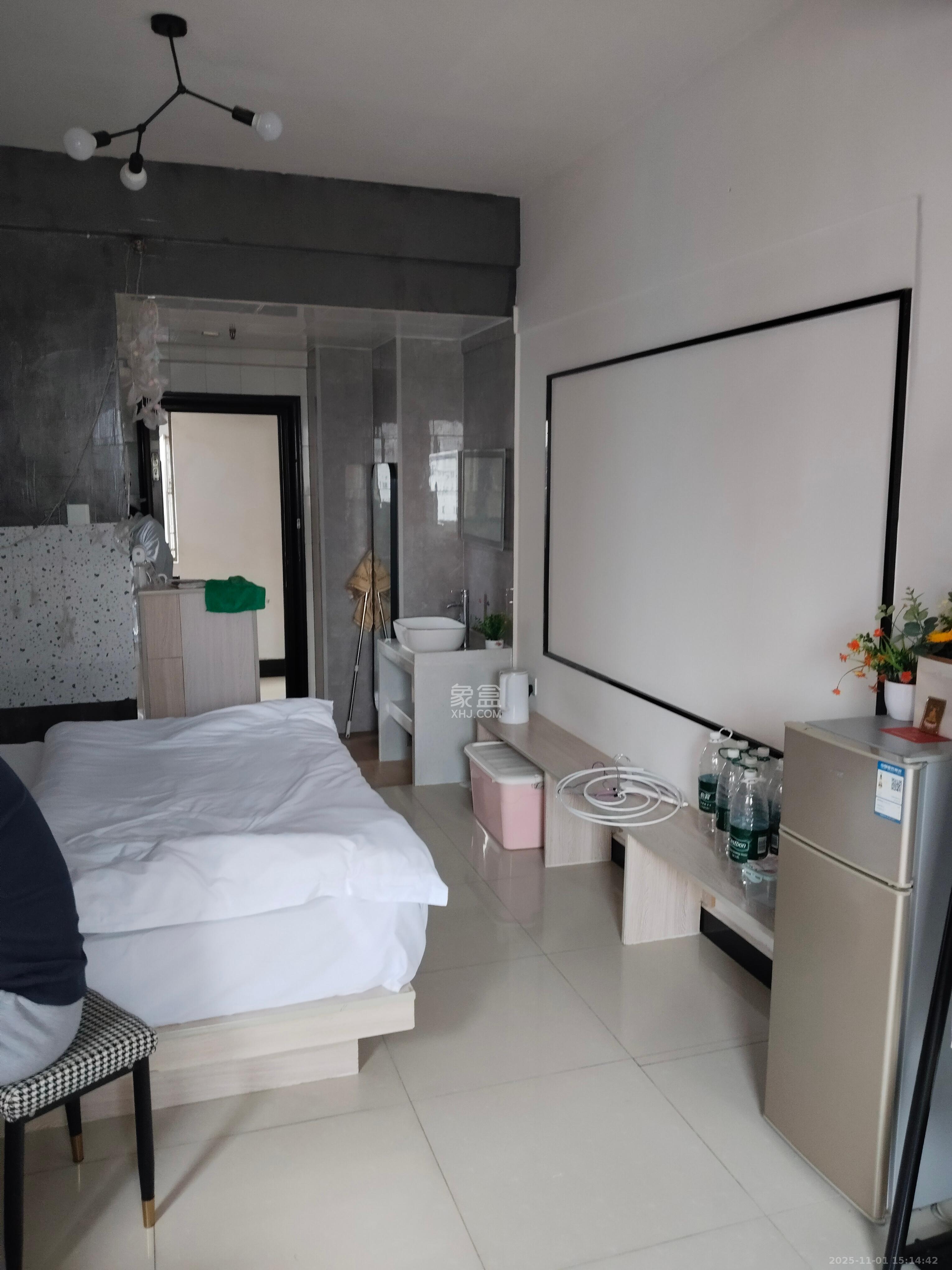 七彩丽都  1室1厅1卫    1800.0元/月