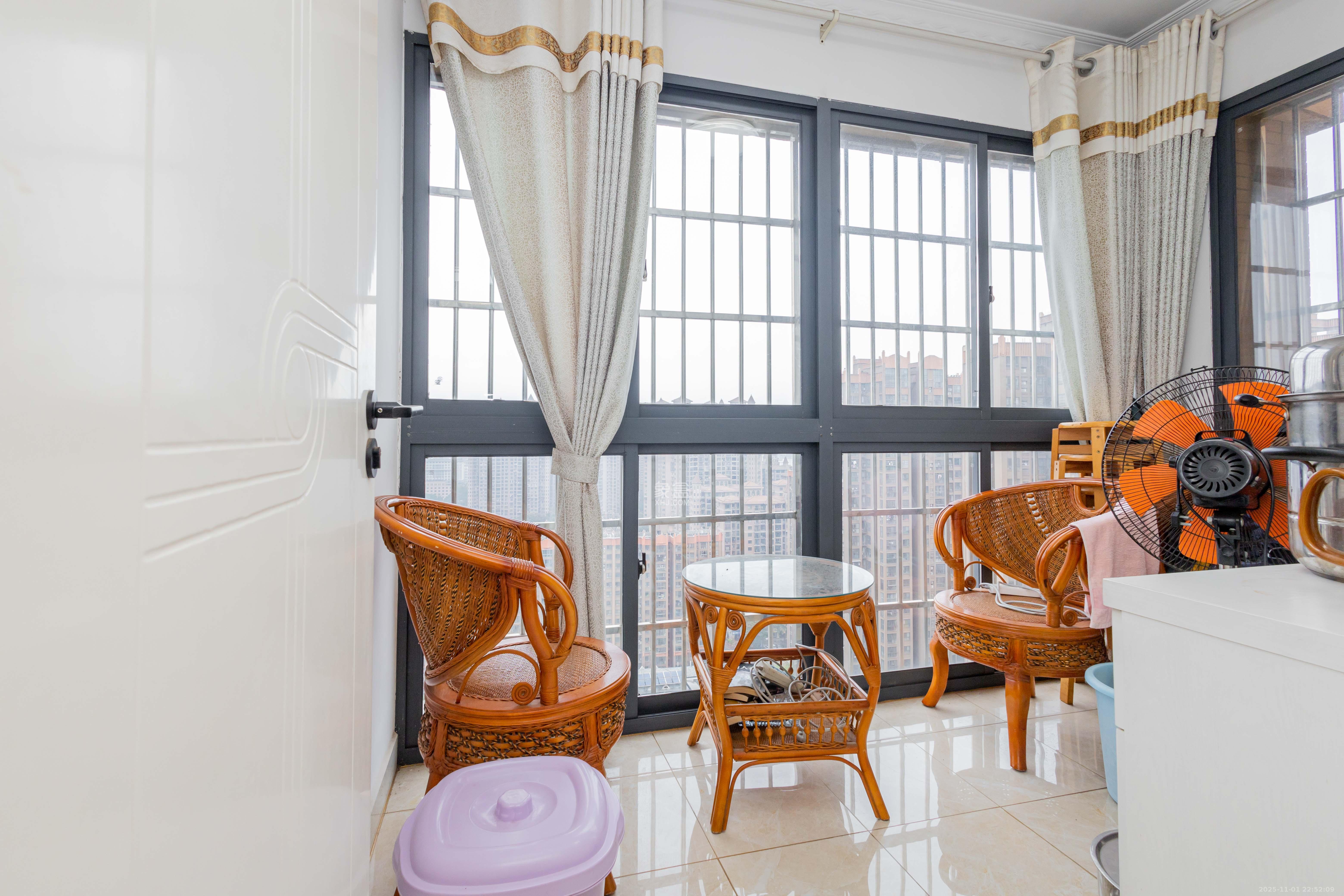 爵士湘  3室2厅2卫    82.8万卧室