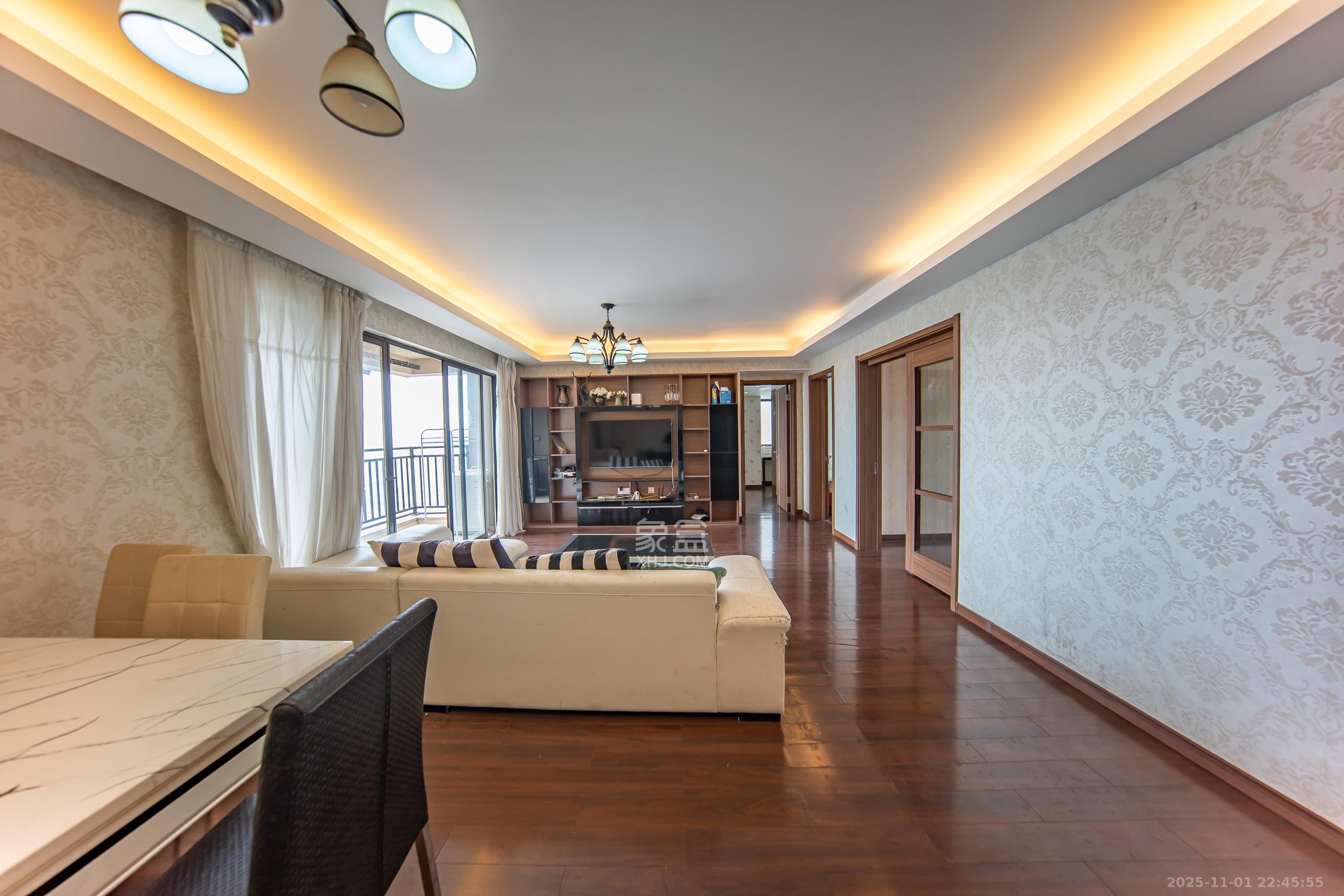 万科白鹭郡  4室2厅2卫    136.0万客厅