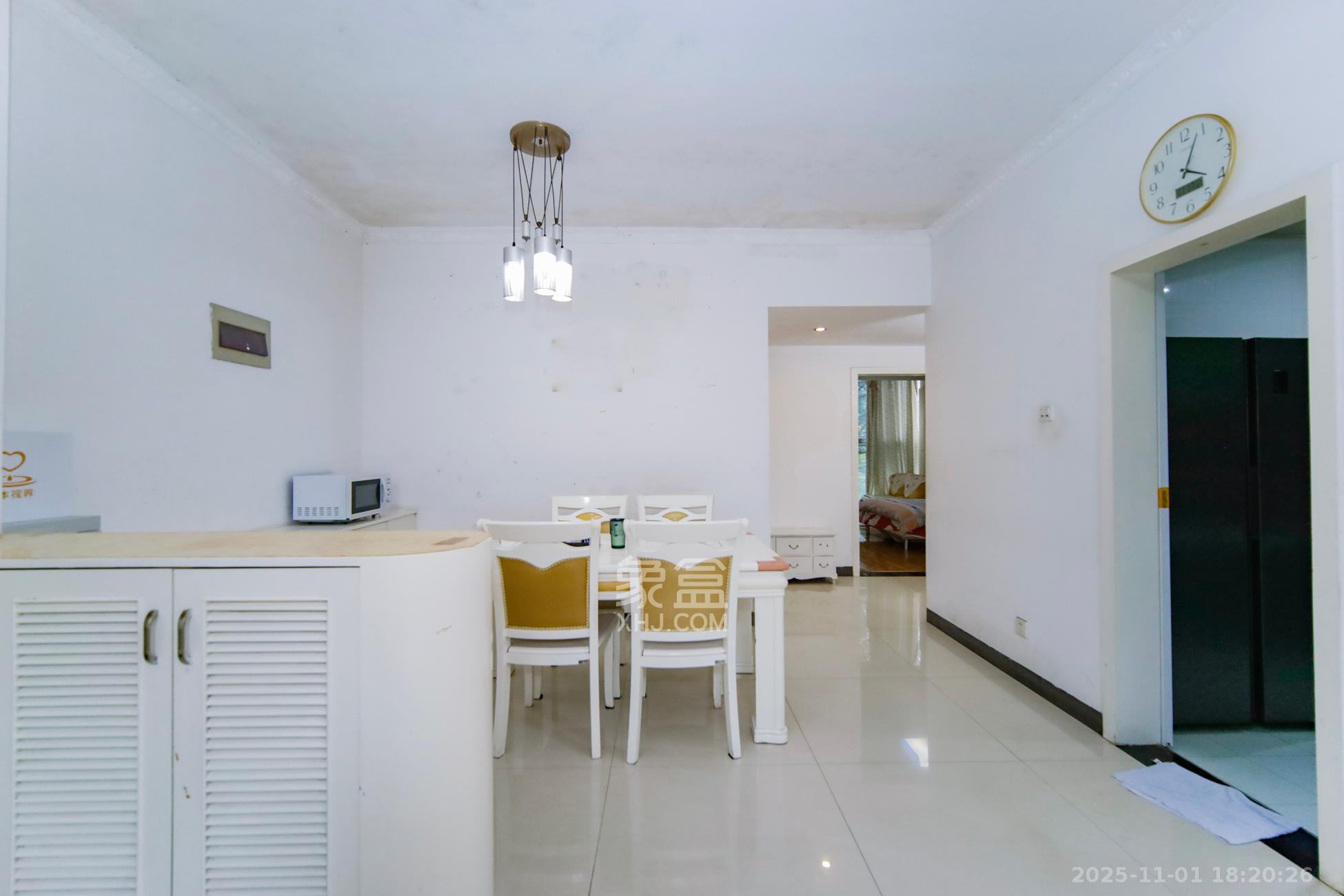 中建桂苑  3室2厅1卫    78.0万客厅