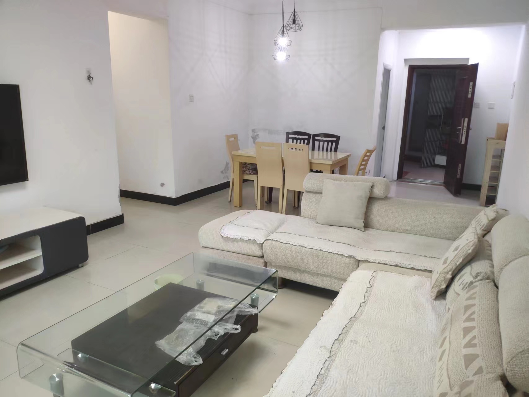 滨海明珠  3室2厅1卫    2700.0元/月 滨海明珠  3室2厅1卫    2700.0元/月室内图