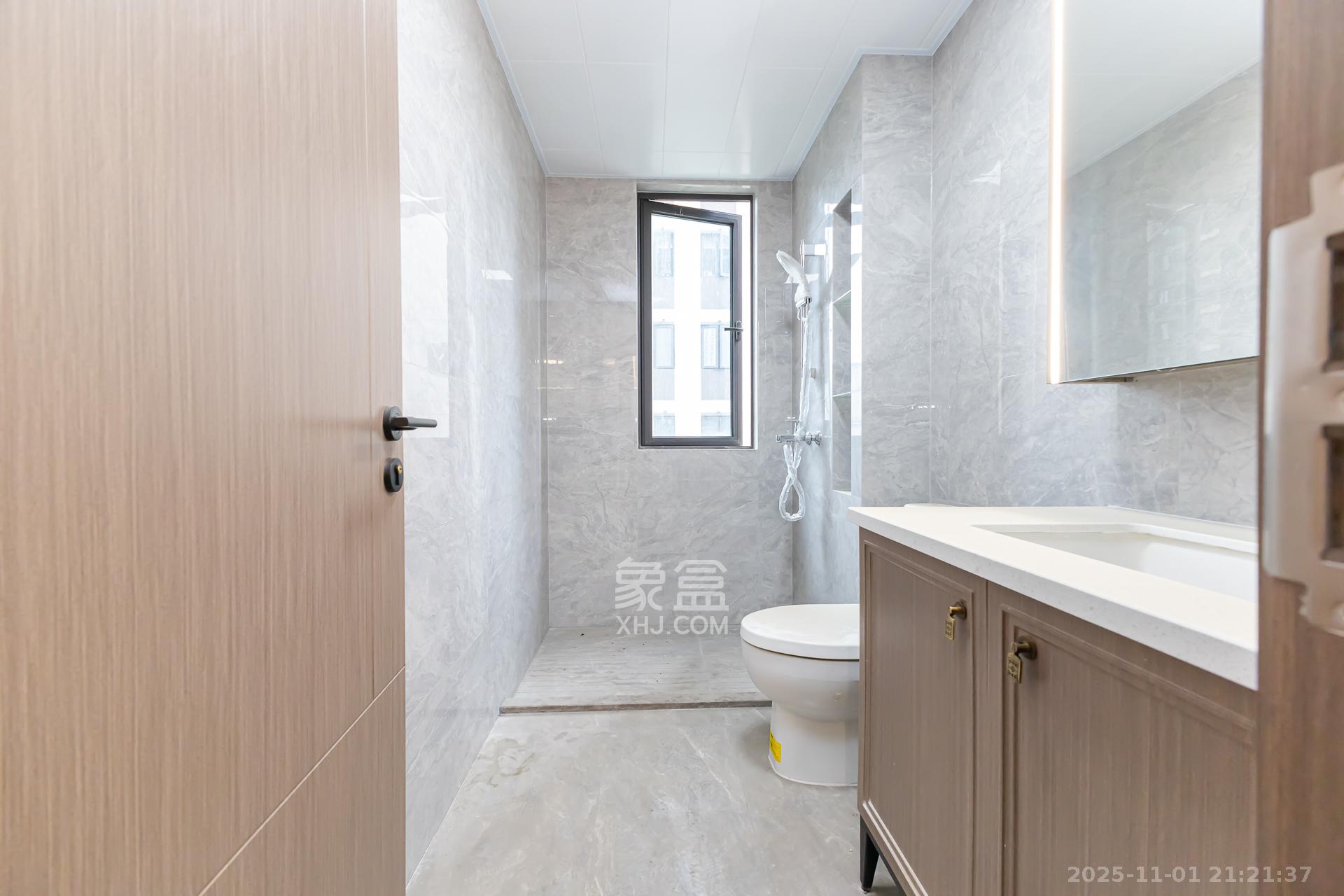 时代建发和著  5室2厅3卫    310.0万 时代建发和著  5室2厅3卫    310.0万卫生间