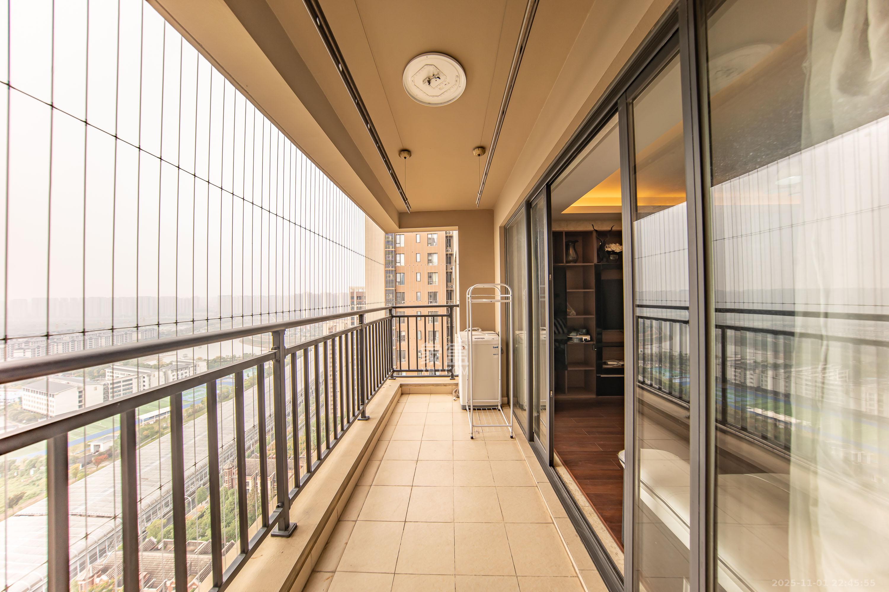 万科白鹭郡  4室2厅2卫    136.0万阳台