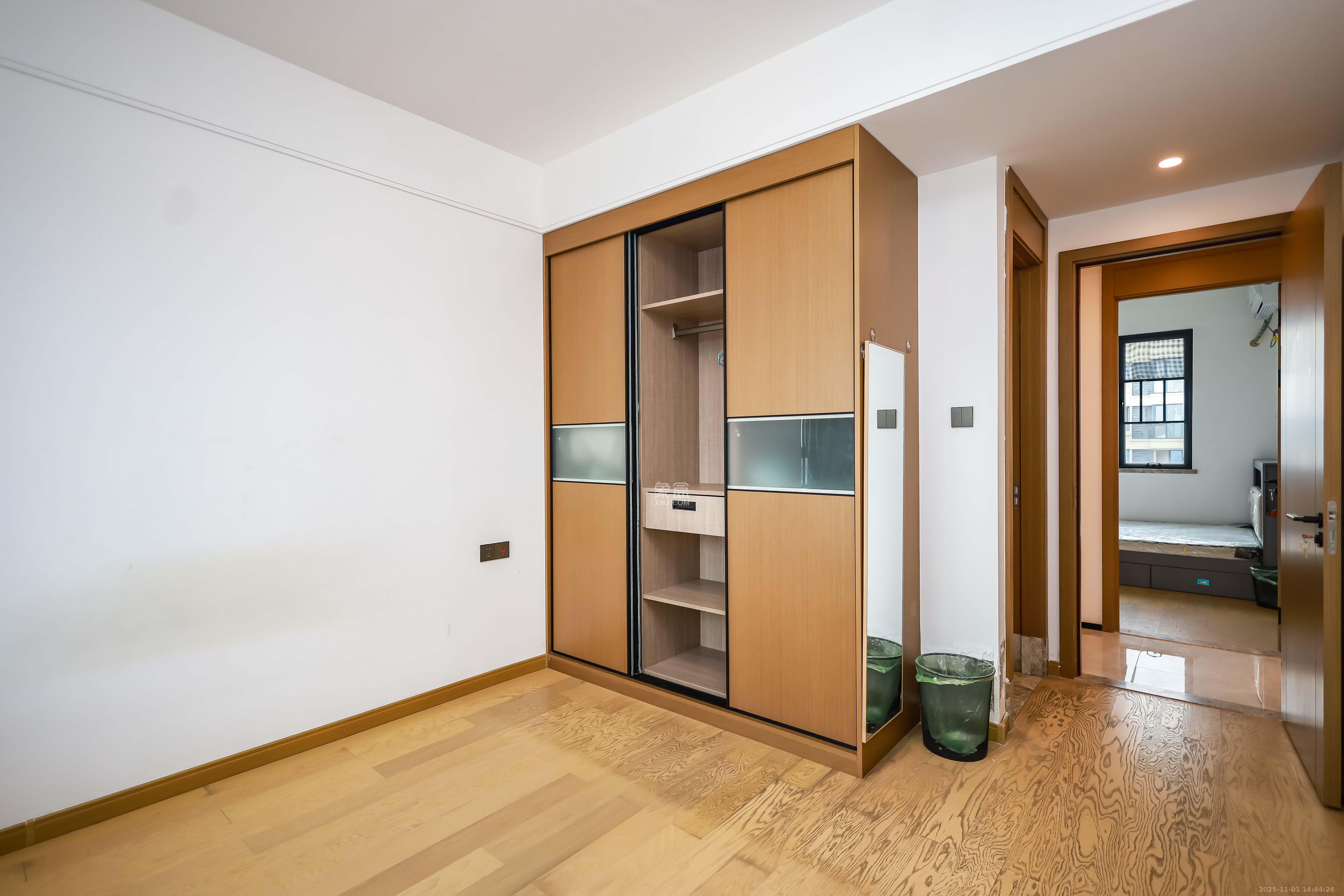 长房云西府一期  3室2厅2卫    116.0万 长房云西府一期  3室2厅2卫    116.0万卧室