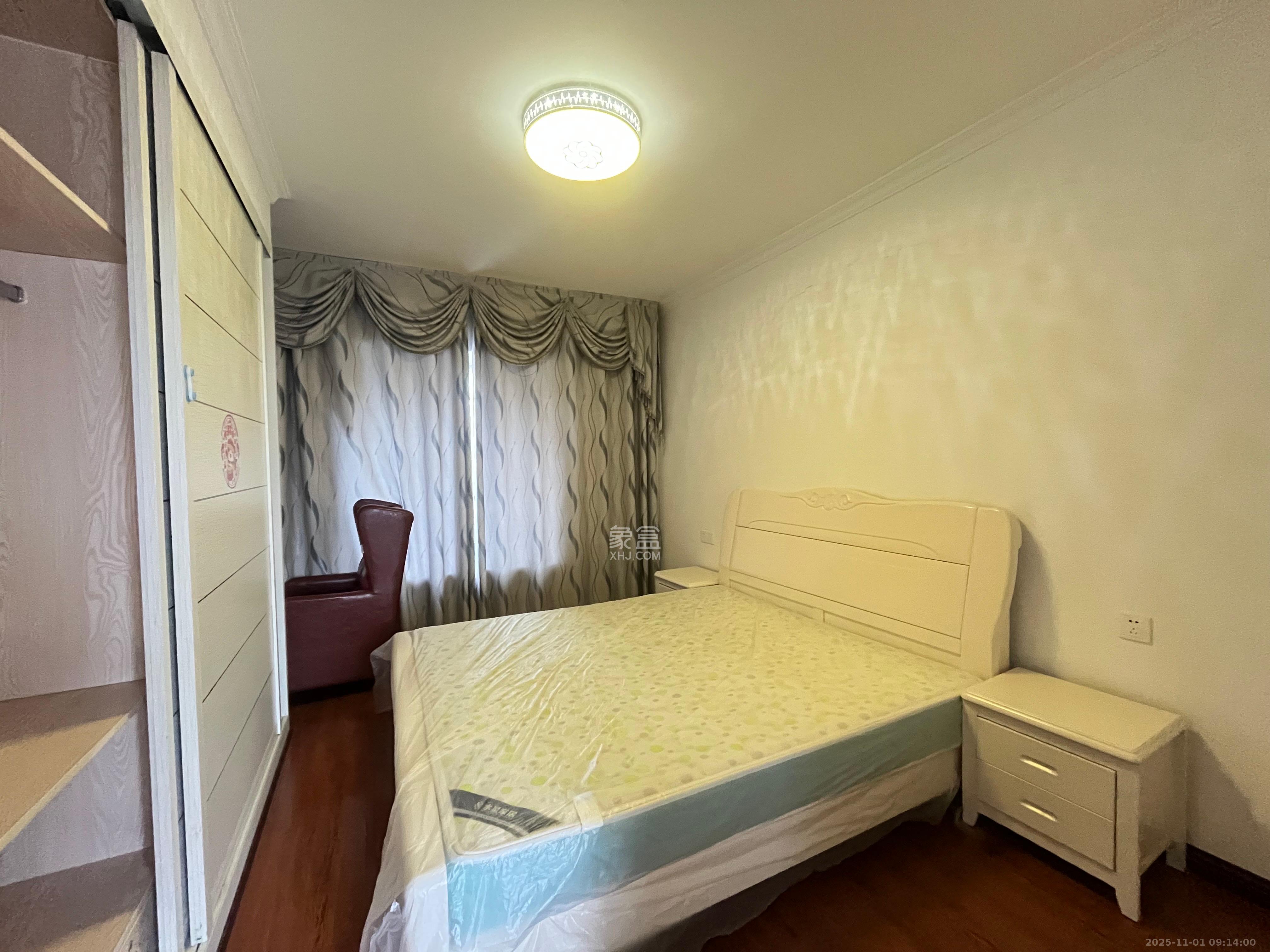 新蕾品阁居  4室2厅2卫    2200.0元/月室内图