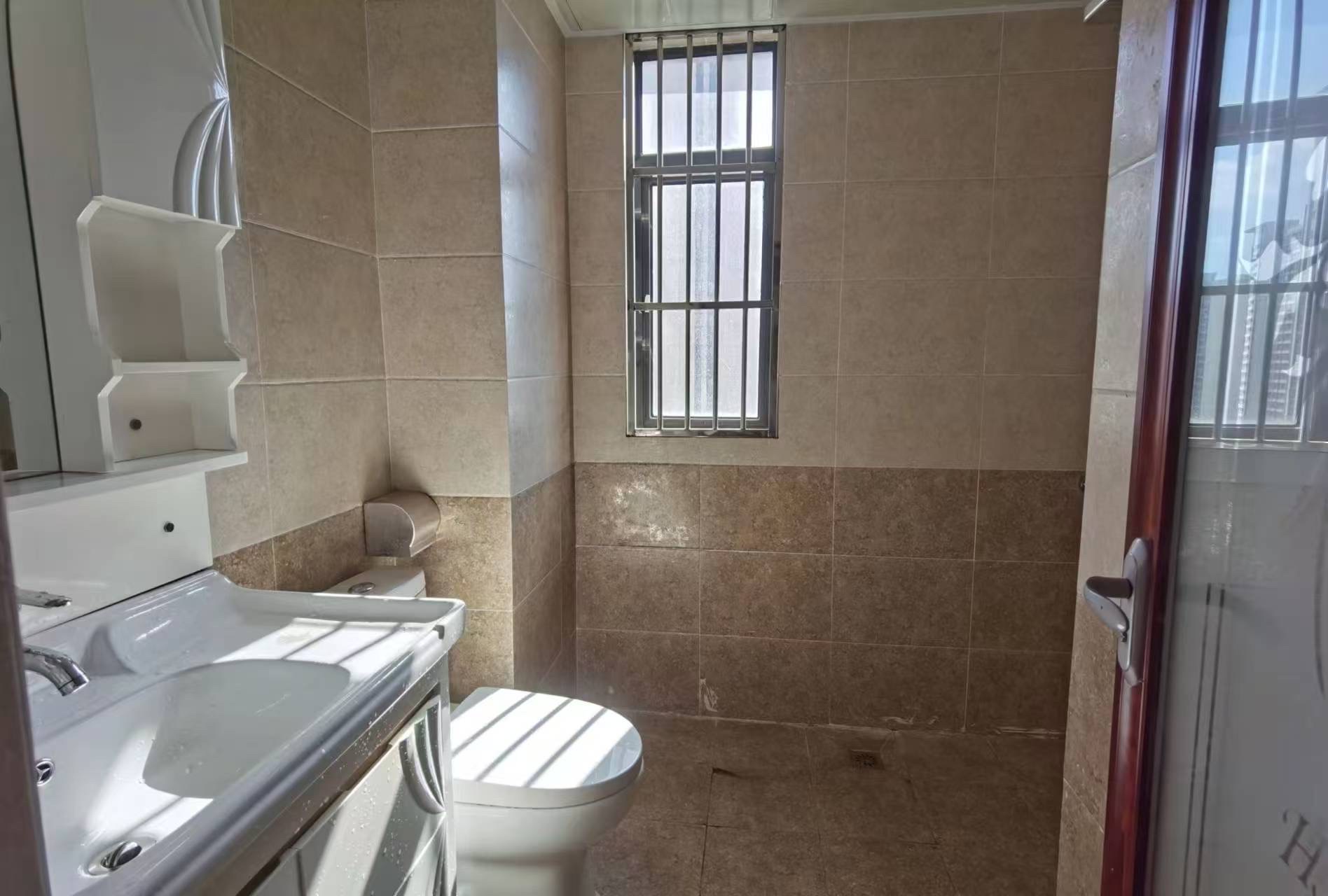 五源河公寓A区  3室2厅2卫    220.0万客厅