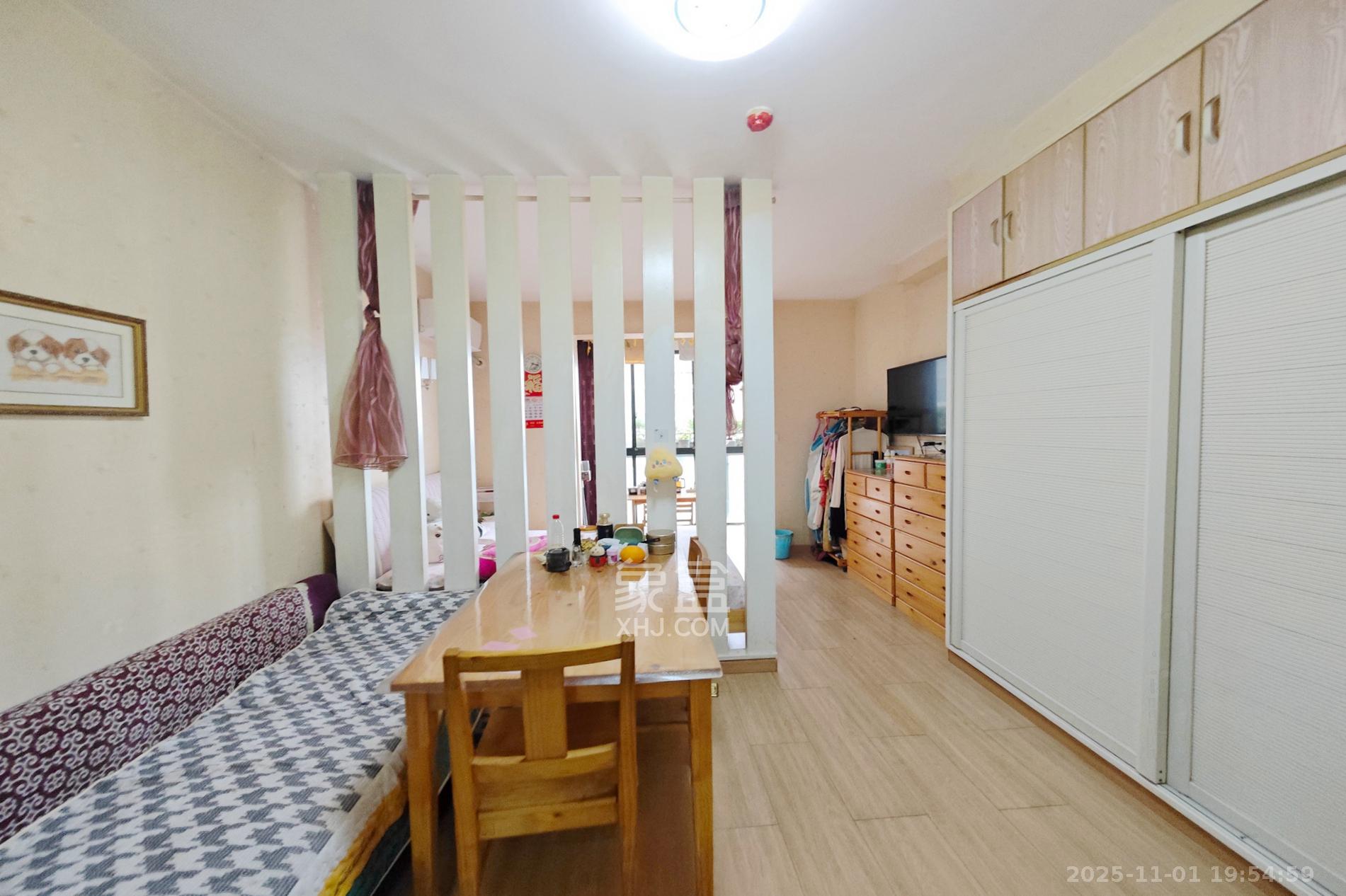 尊邸华庭  1室1厅1卫    28.8万客厅