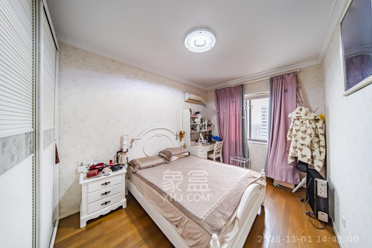 阳光100一期、四五期  4室2厅2卫    2800.0元/月室内图