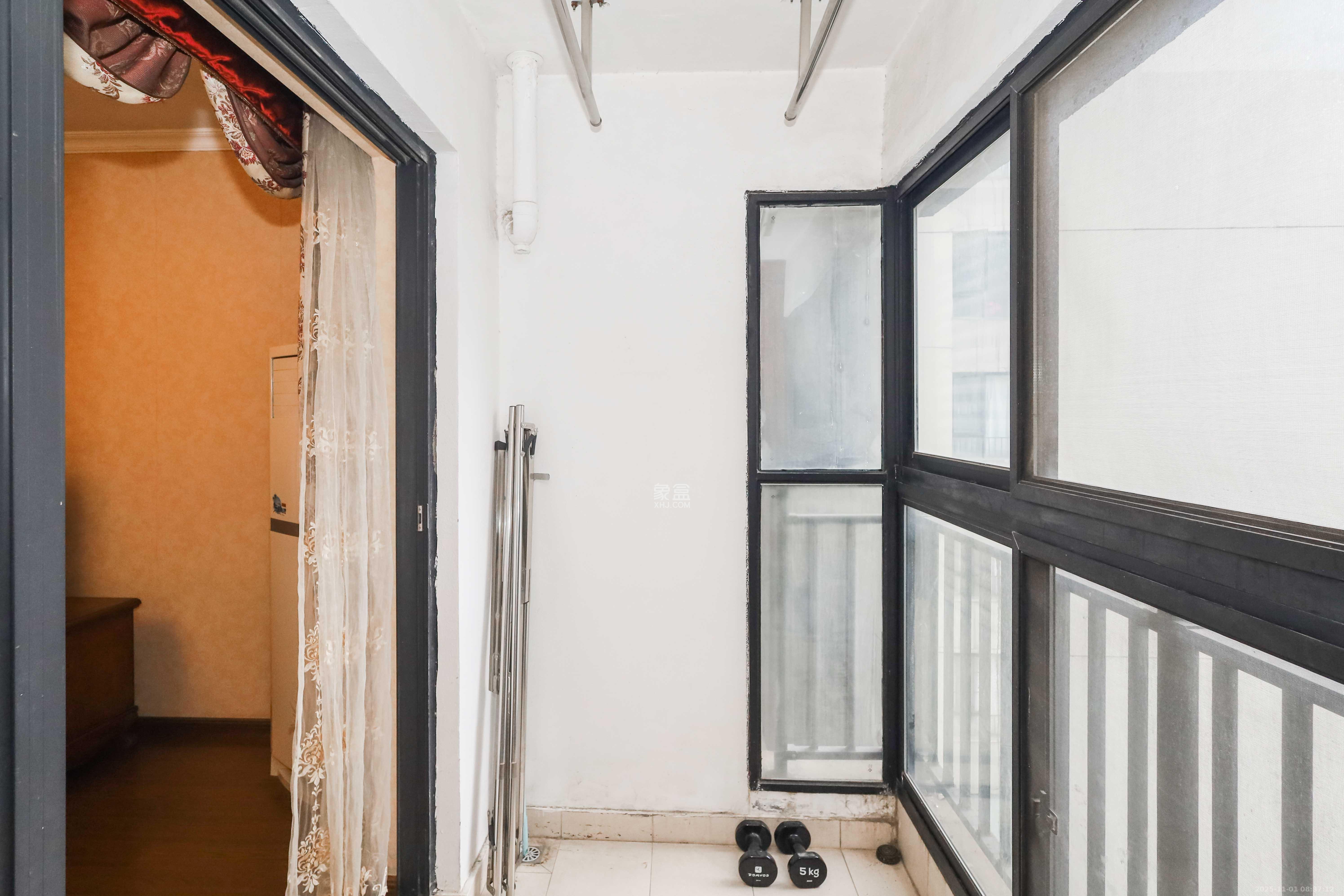 万科城市花园  3室2厅2卫    99.0万阳台