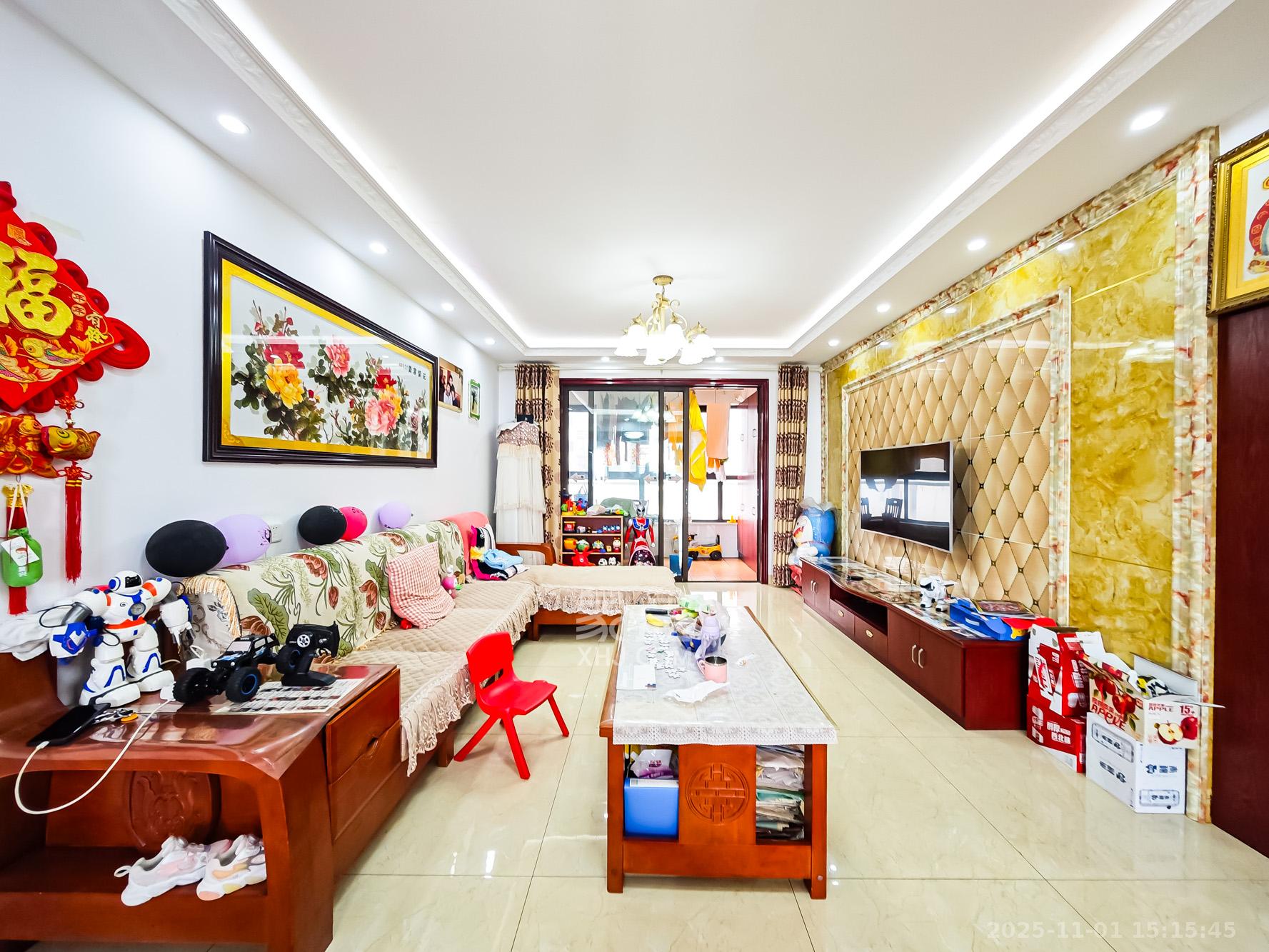 山语城三期 3室2厅2卫 98.0万 山语城三期 3室2厅2卫 98.0万客厅