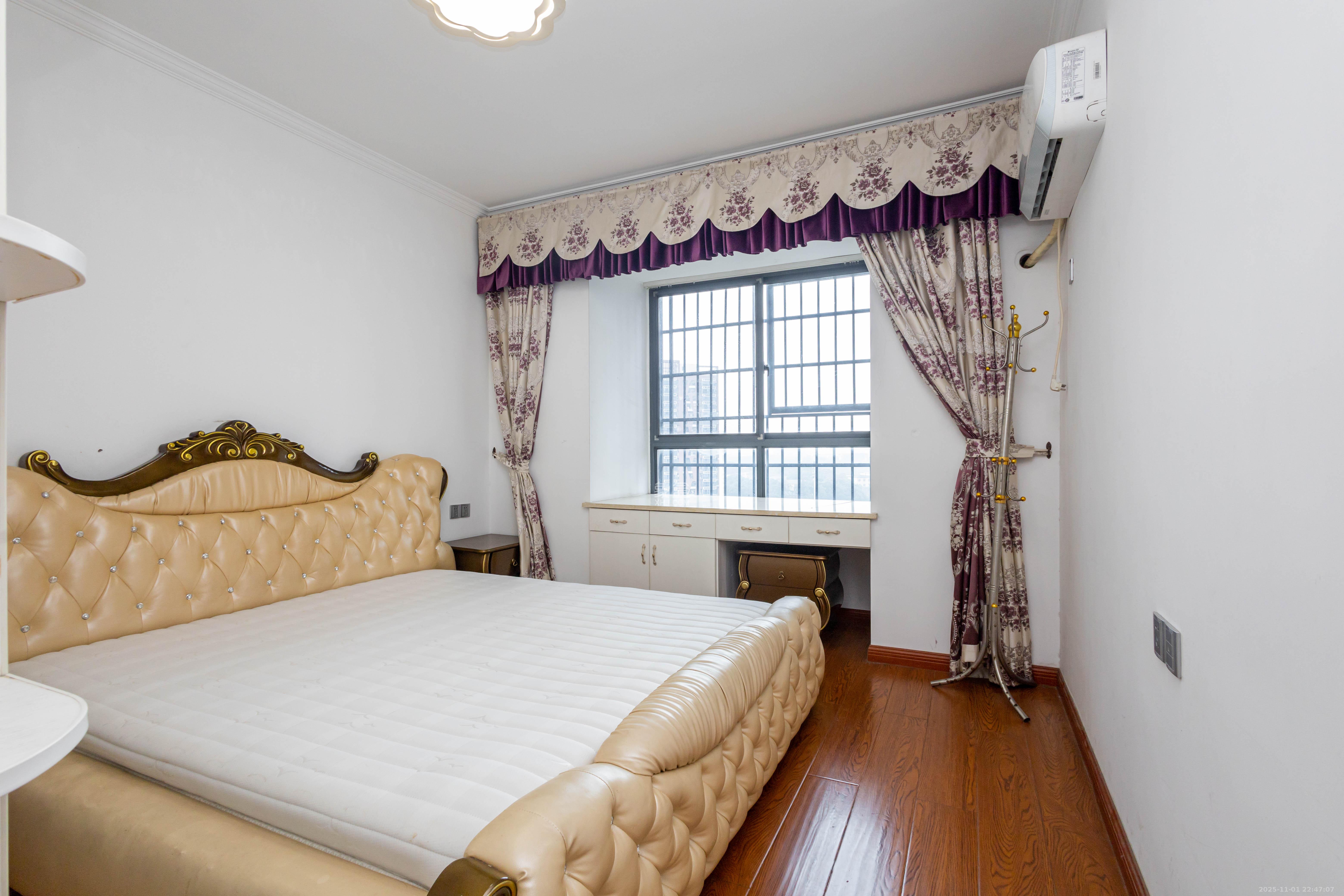 辉宏橄榄城 5室2厅1卫 82.8万 辉宏橄榄城 5室2厅1卫 82.8万卧室