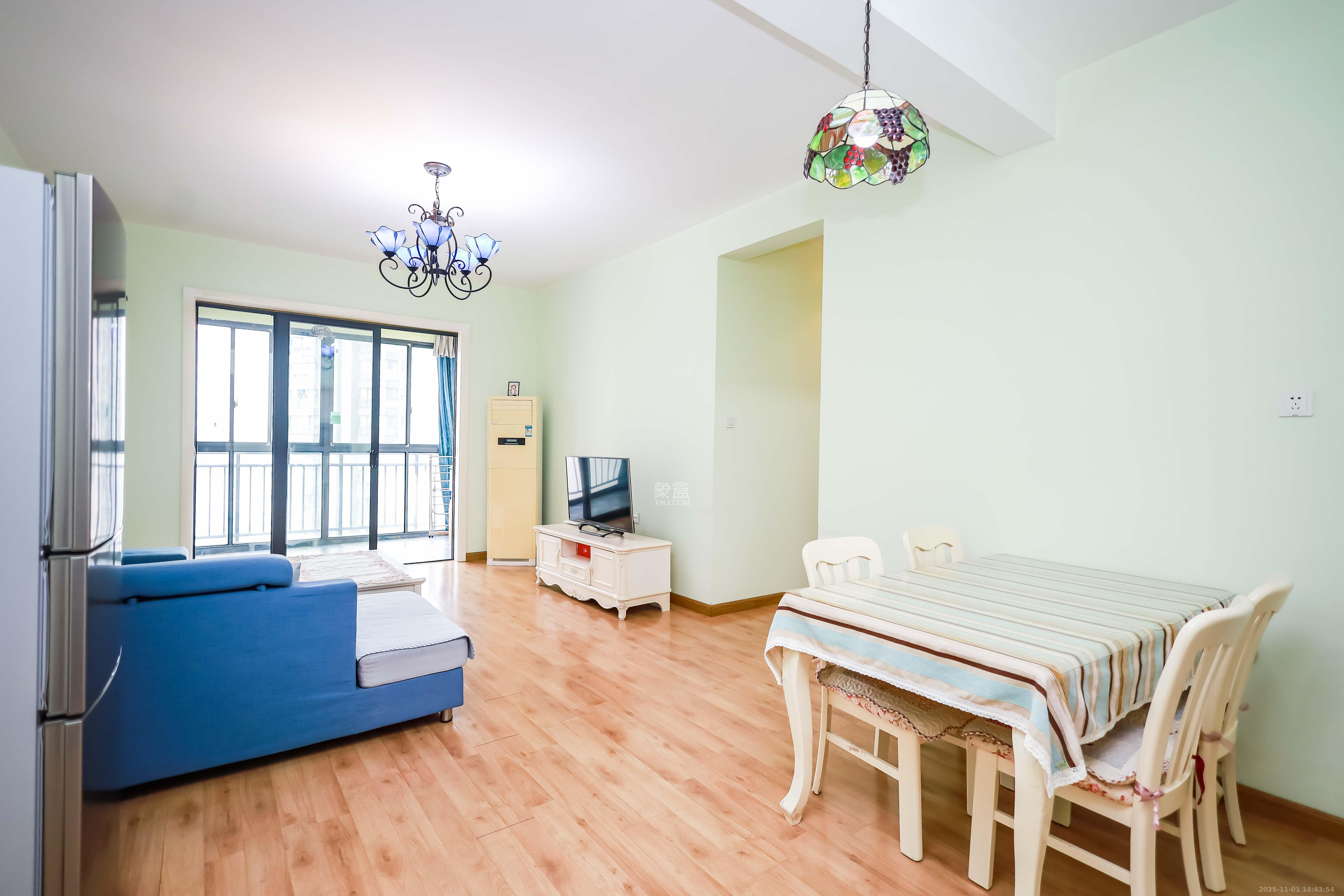 莱茵城  3室2厅1卫    100.0万客厅