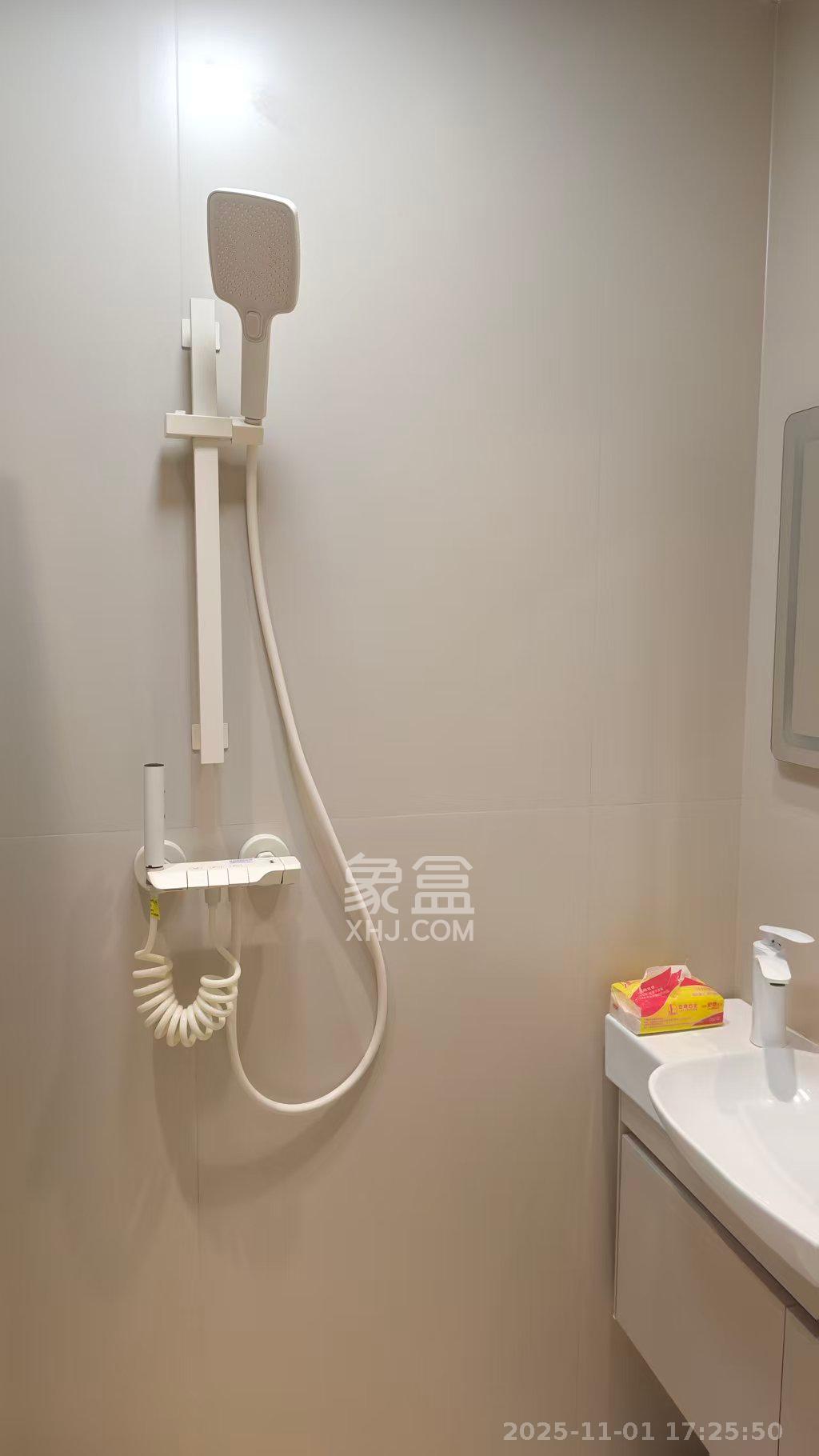 绿地商务广场  1室1厅1卫    1600.0元/月室内图