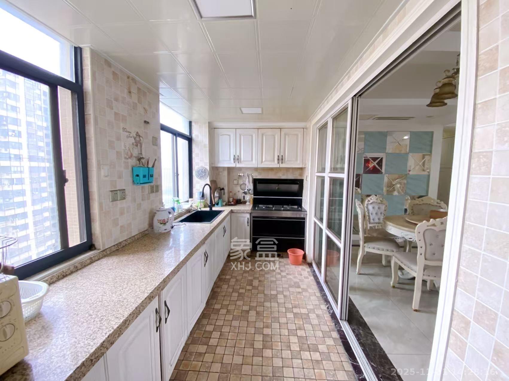 长房时代城 4室2厅2卫 4800.0元/月 长房时代城 4室2厅2卫 4800.0元/月室内图