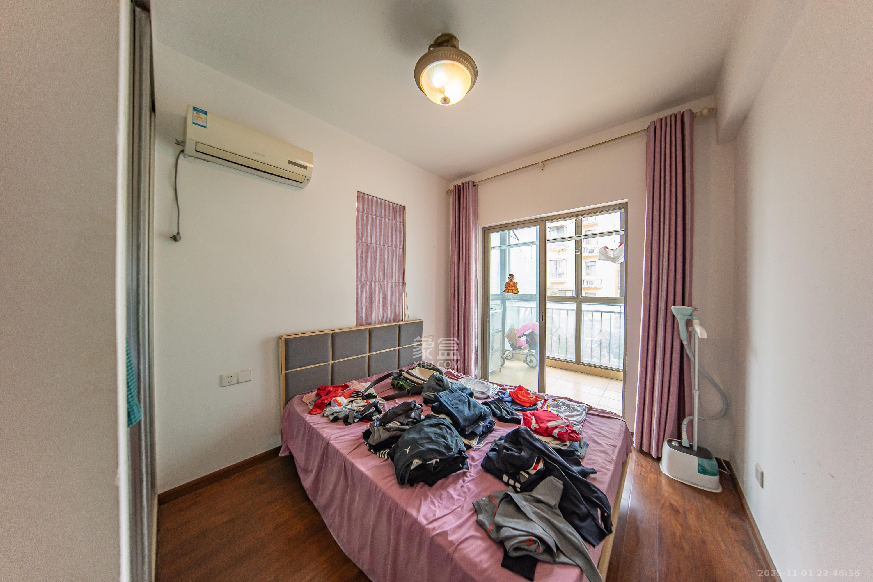 米兰春天  3室2厅2卫    80.0万卧室