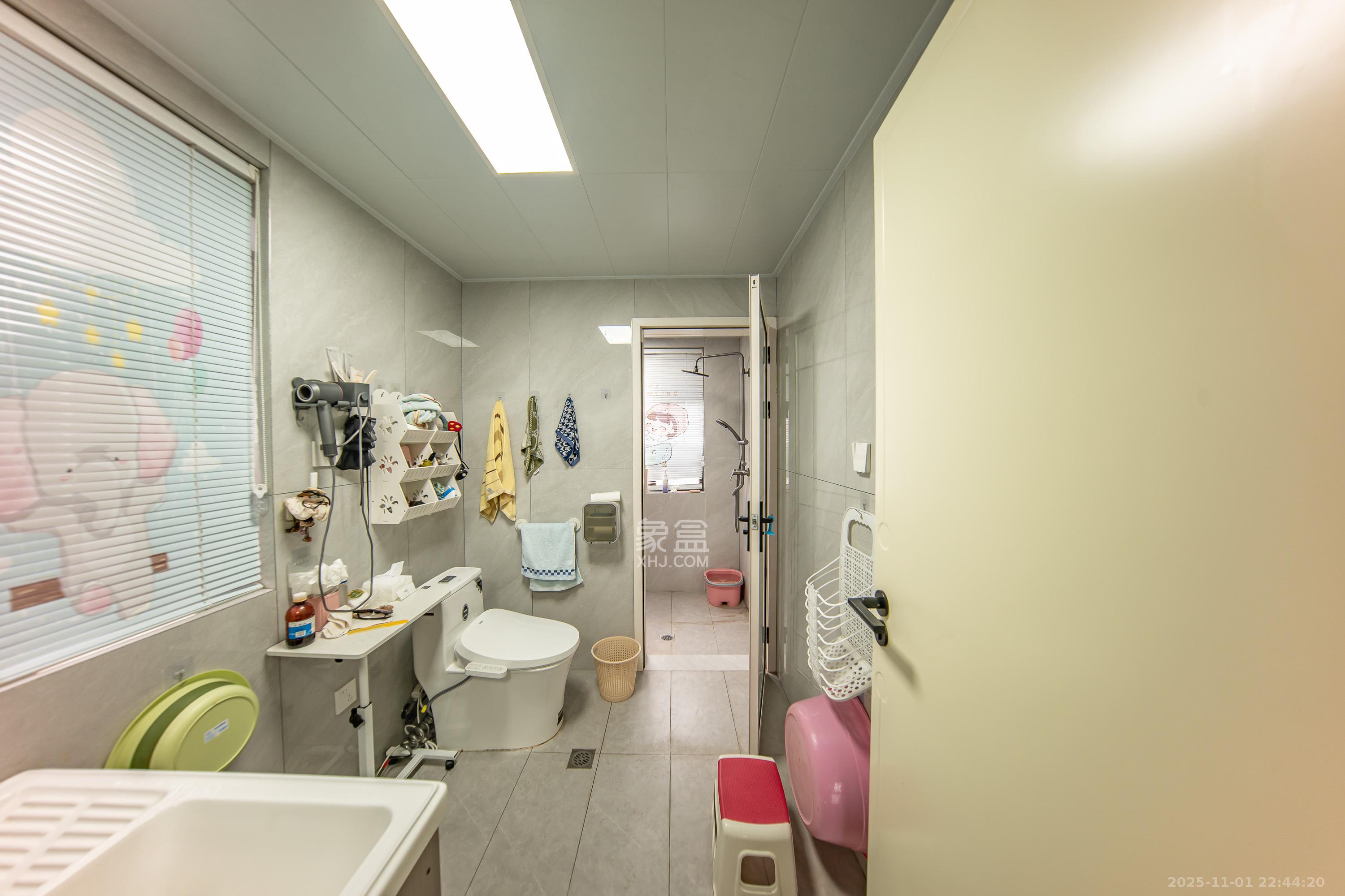 锑都家园  4室2厅2卫    92.8万卫生间