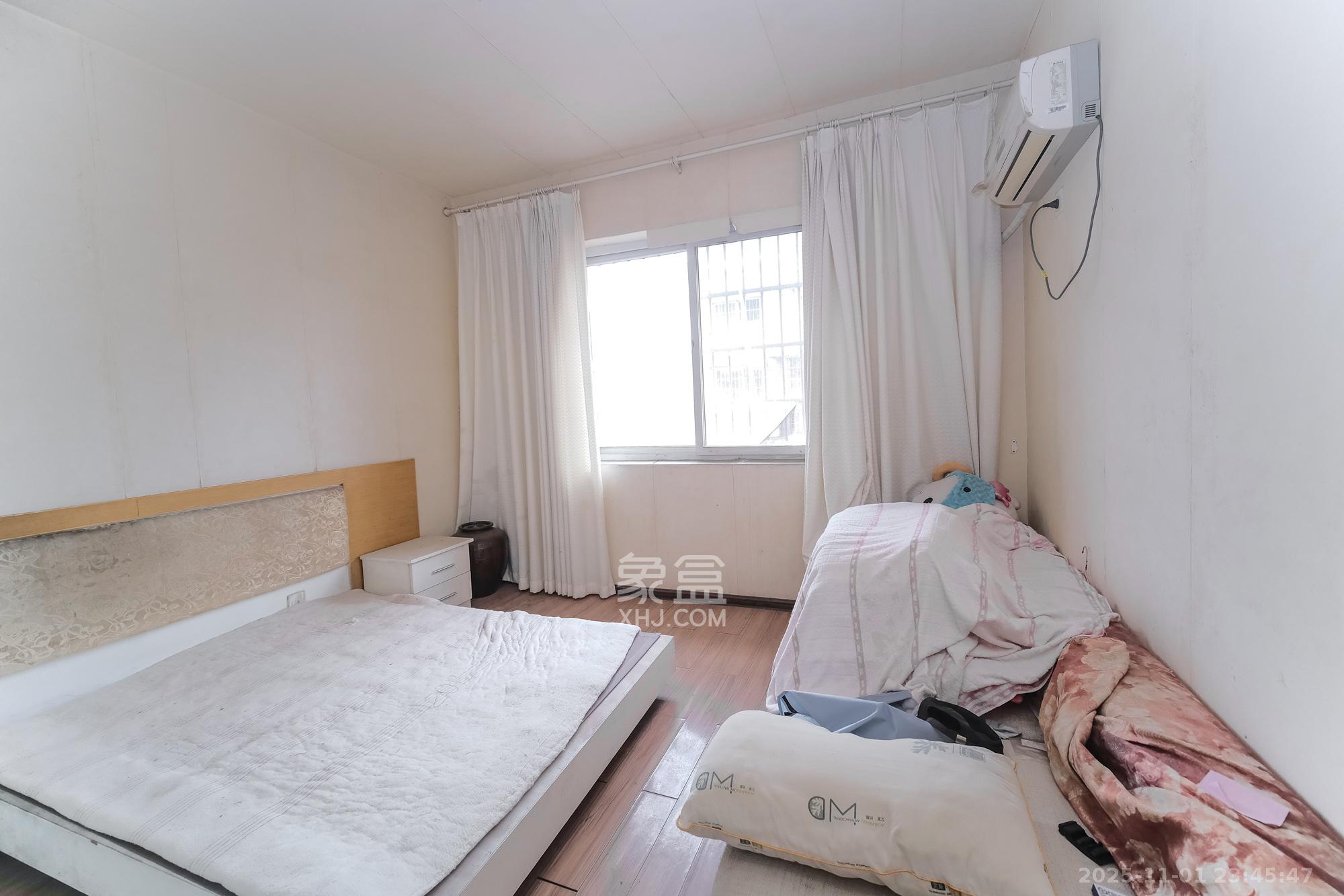 金鹰机电大市场  7室3厅4卫    125.2万卧室