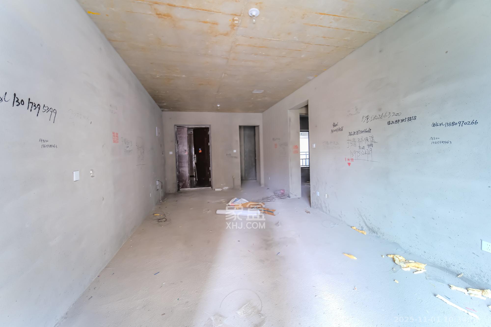 荣盛城  3室2厅2卫    75.0万客厅