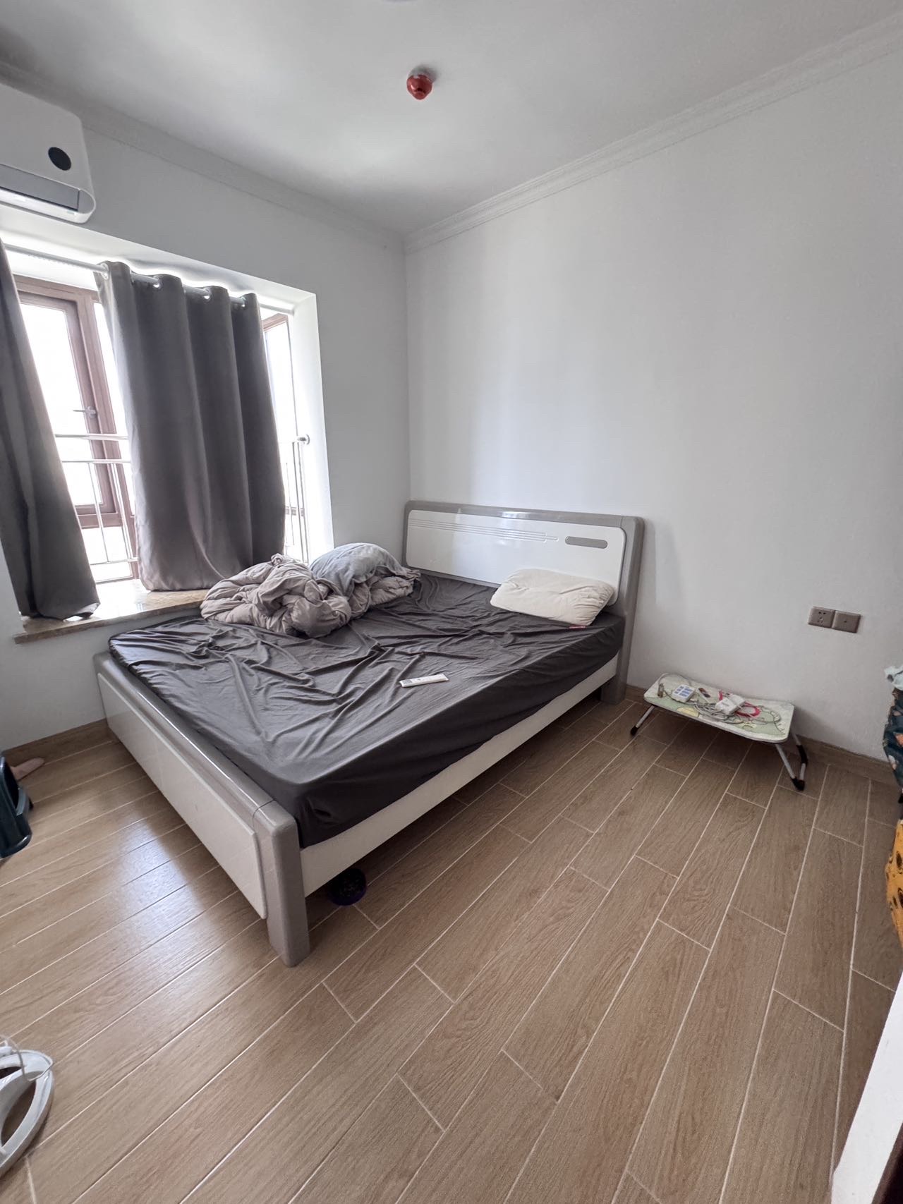 海湾花园  1室0厅1卫    198.0万客厅