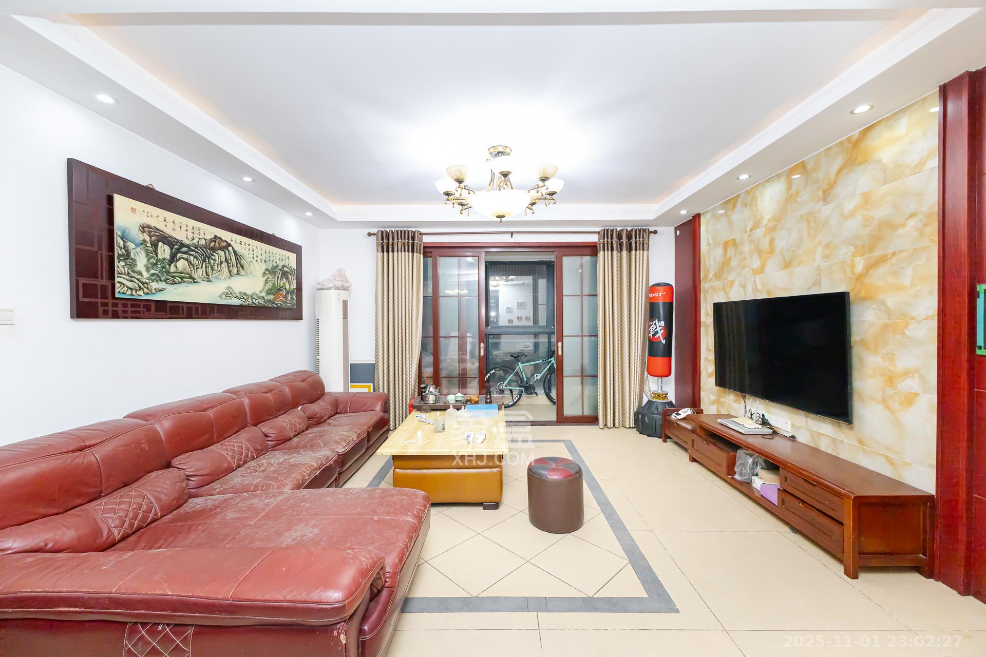 珠江东方明珠(新地东方明珠)三期 4室2厅2卫 100.0万 珠江东方明珠(新地东方明珠)三期 4室2厅2卫 100.0万客厅