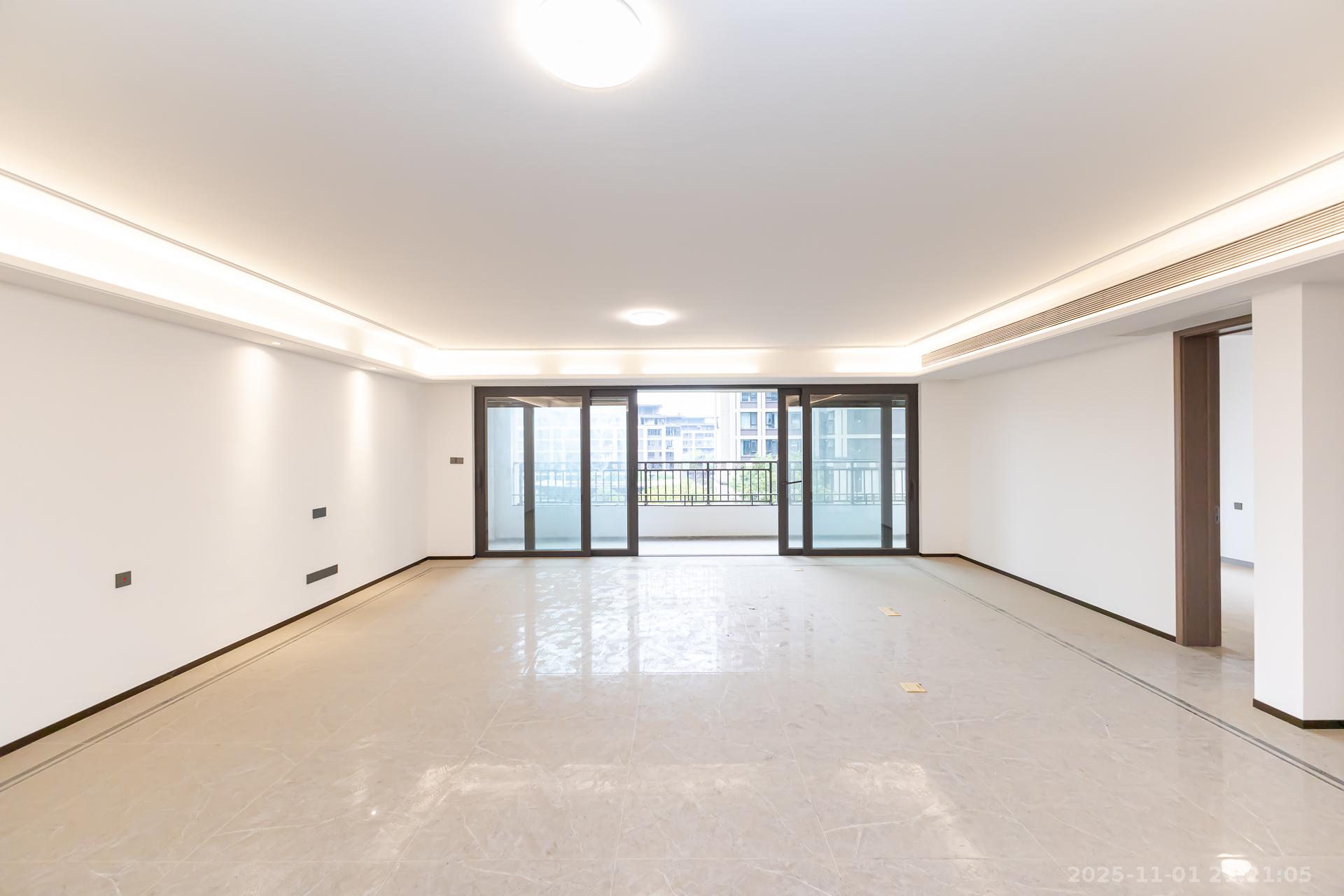 时代建发和著  5室2厅3卫    310.0万 时代建发和著  5室2厅3卫    310.0万客厅