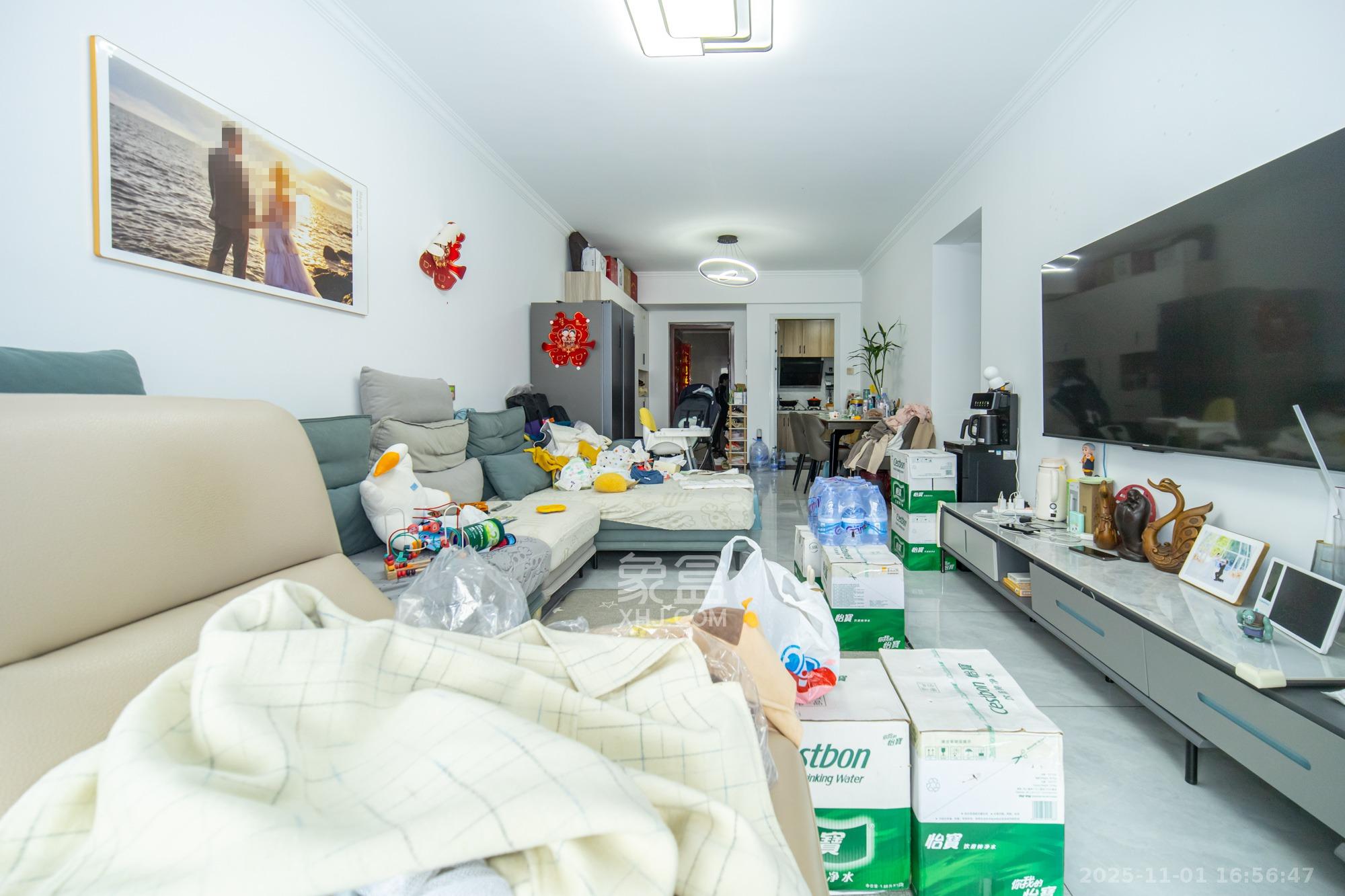 时代港湾  3室2厅1卫    62.0万客厅