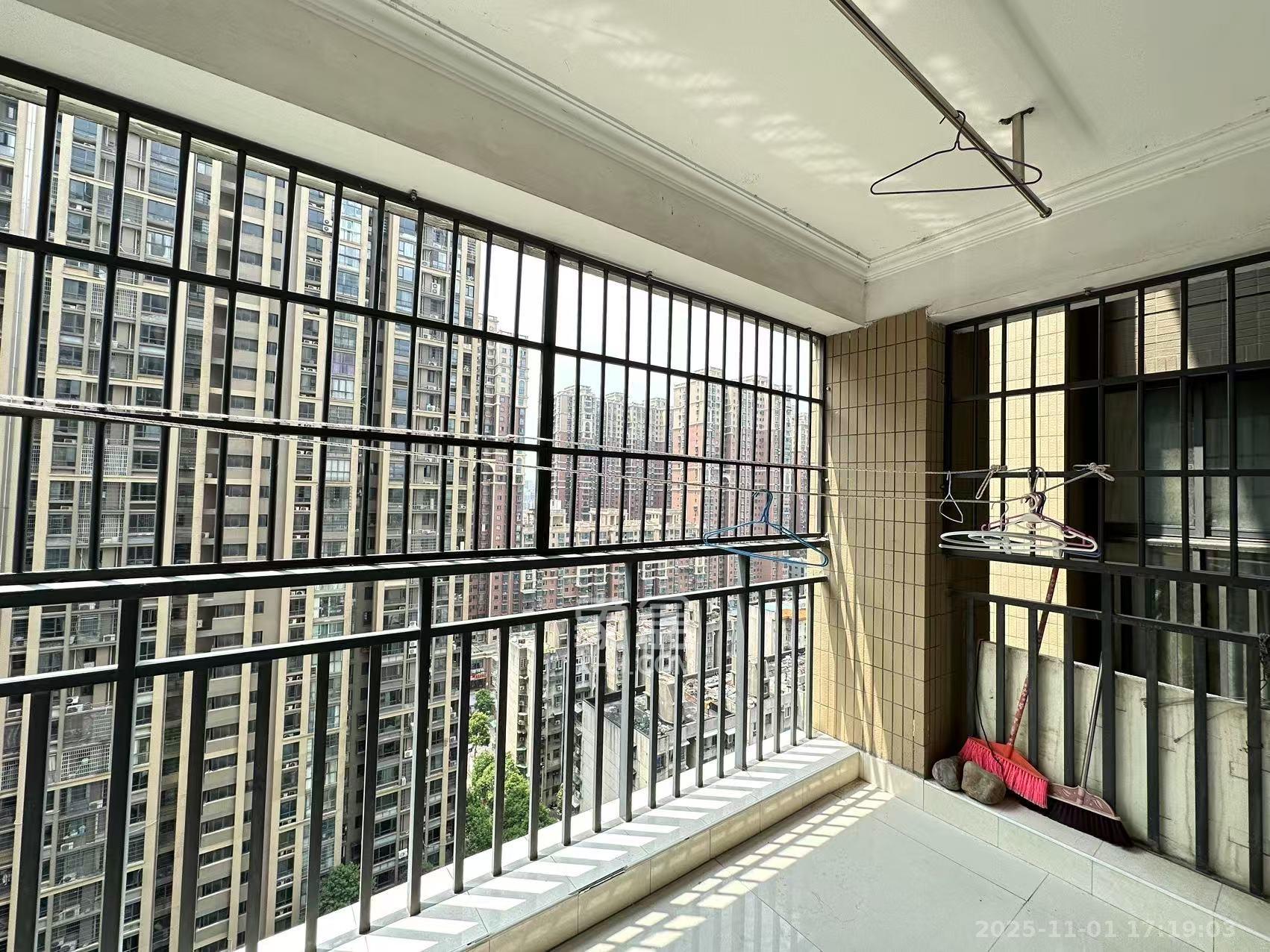 百纳广场（百纳公寓）  3室2厅1卫    2600.0元/月室内图