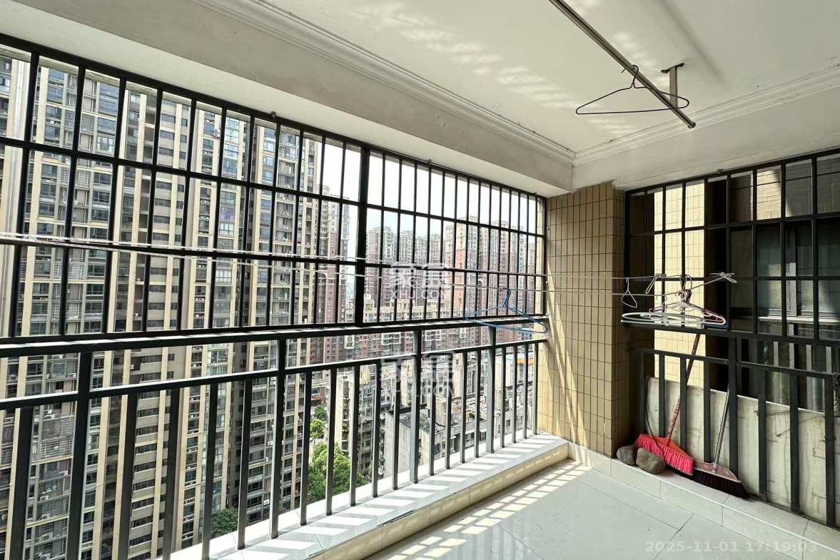 百纳广场(百纳公寓) 3室2厅1卫 2600.0元/月 百纳广场(百纳公寓) 3室2厅1卫 2600.0元/月室内图