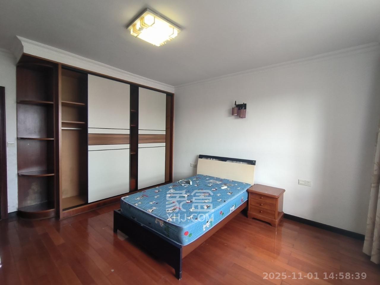 学府华庭  5室2厅2卫    2800.0元/月室内图