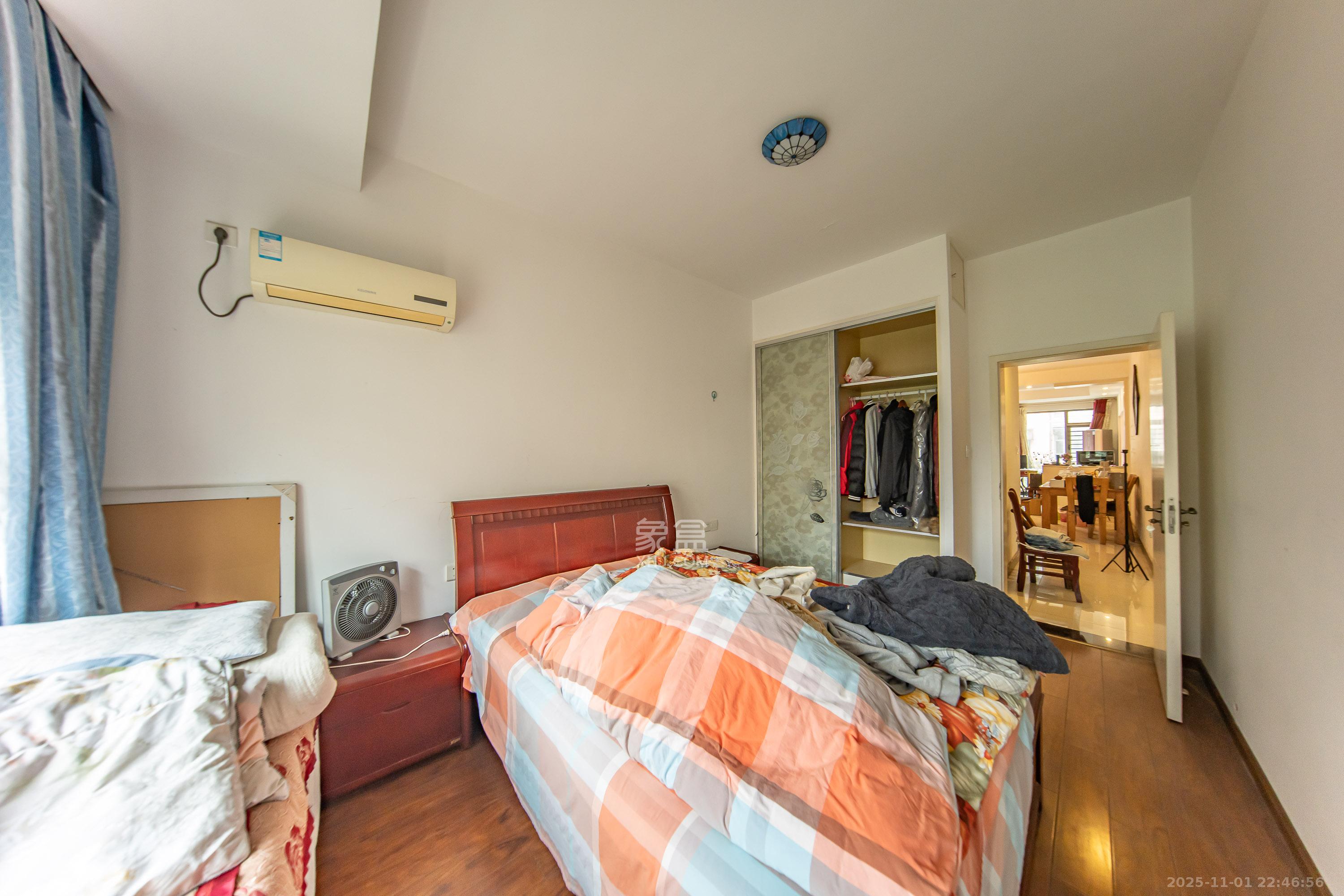 米兰春天 3室2厅2卫 80.0万 米兰春天 3室2厅2卫 80.0万卧室