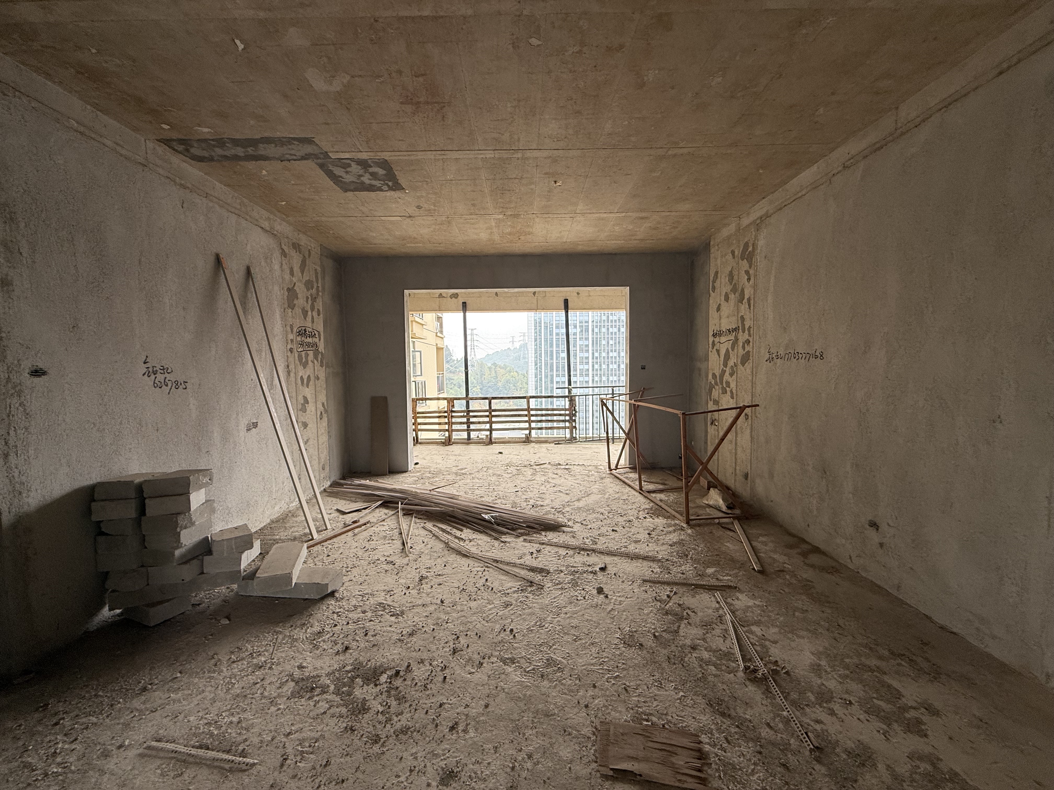 吉大汉珠山府  5室2厅2卫    112.0万客厅