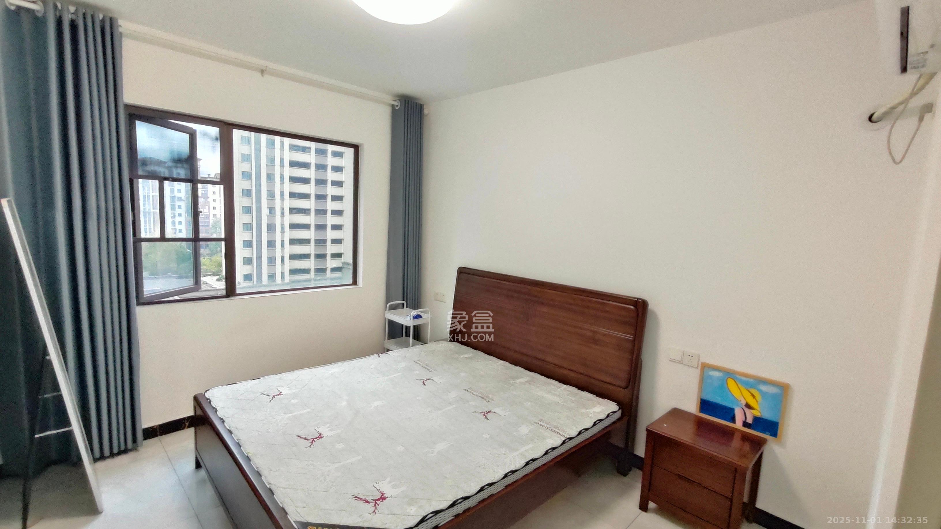 华润置地广场二期  3室2厅1卫    2400.0元/月 华润置地广场二期  3室2厅1卫    2400.0元/月室内图