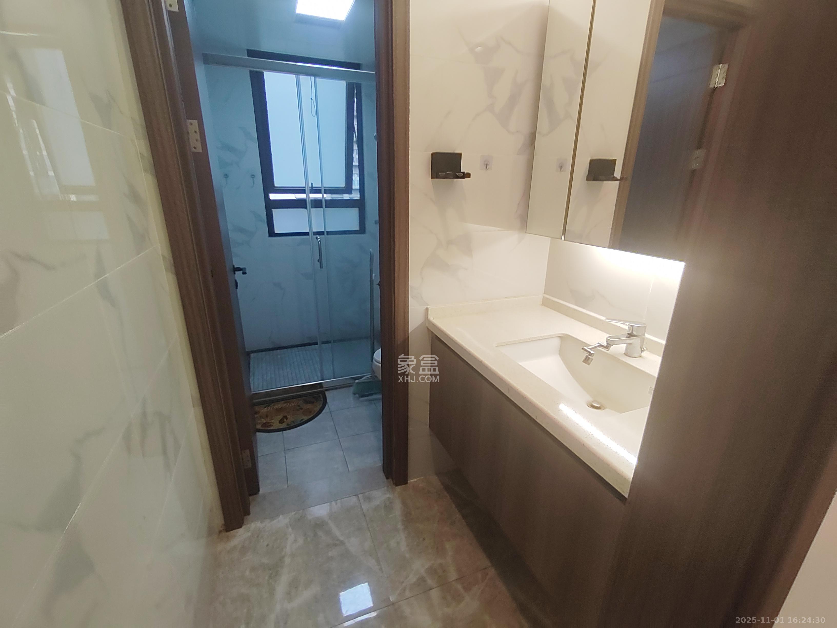 绿地V岛  4室2厅2卫    4400.0元/月室内图