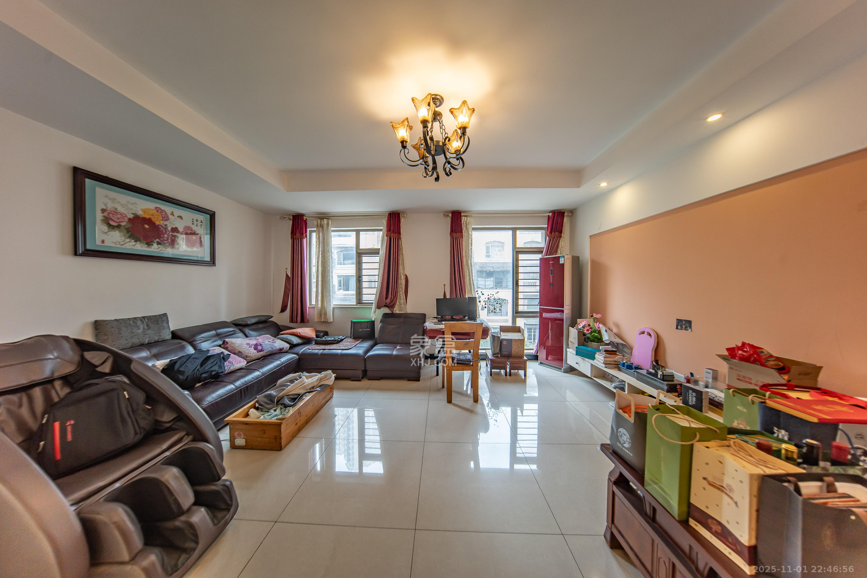 米兰春天 3室2厅2卫 80.0万 米兰春天 3室2厅2卫 80.0万客厅